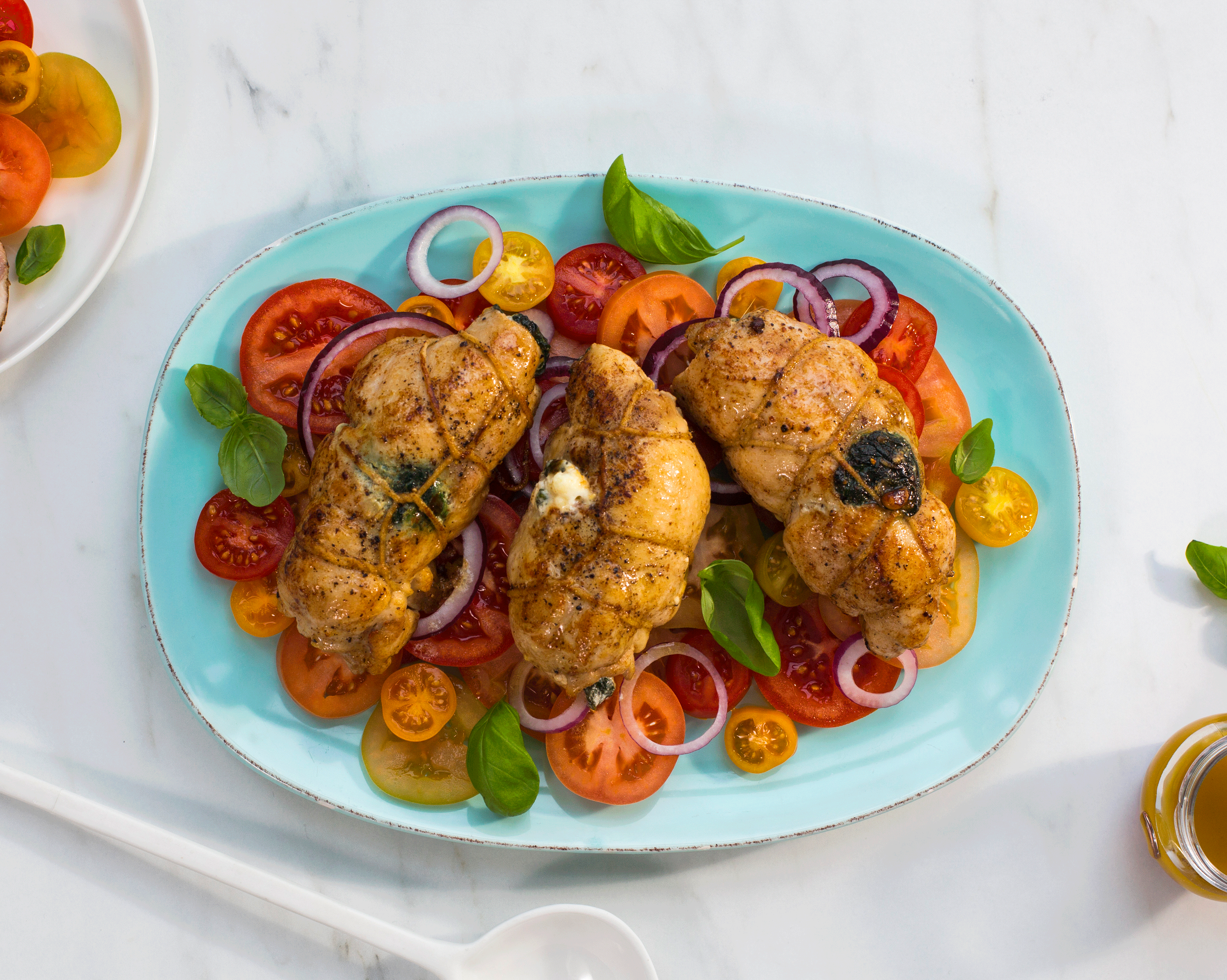 Fylt kyllinglår med spinat og tomatsalat