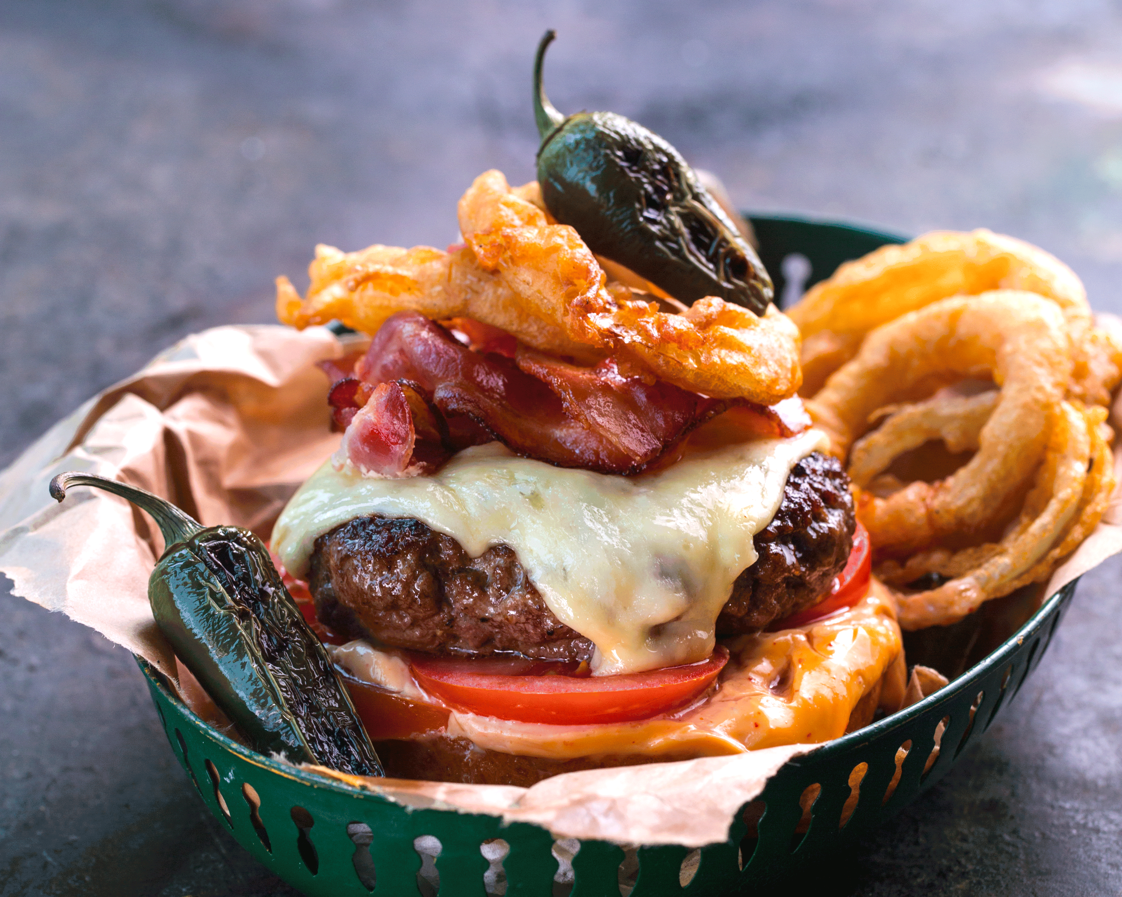 Burger av brisket med chili, bacon og løkringer