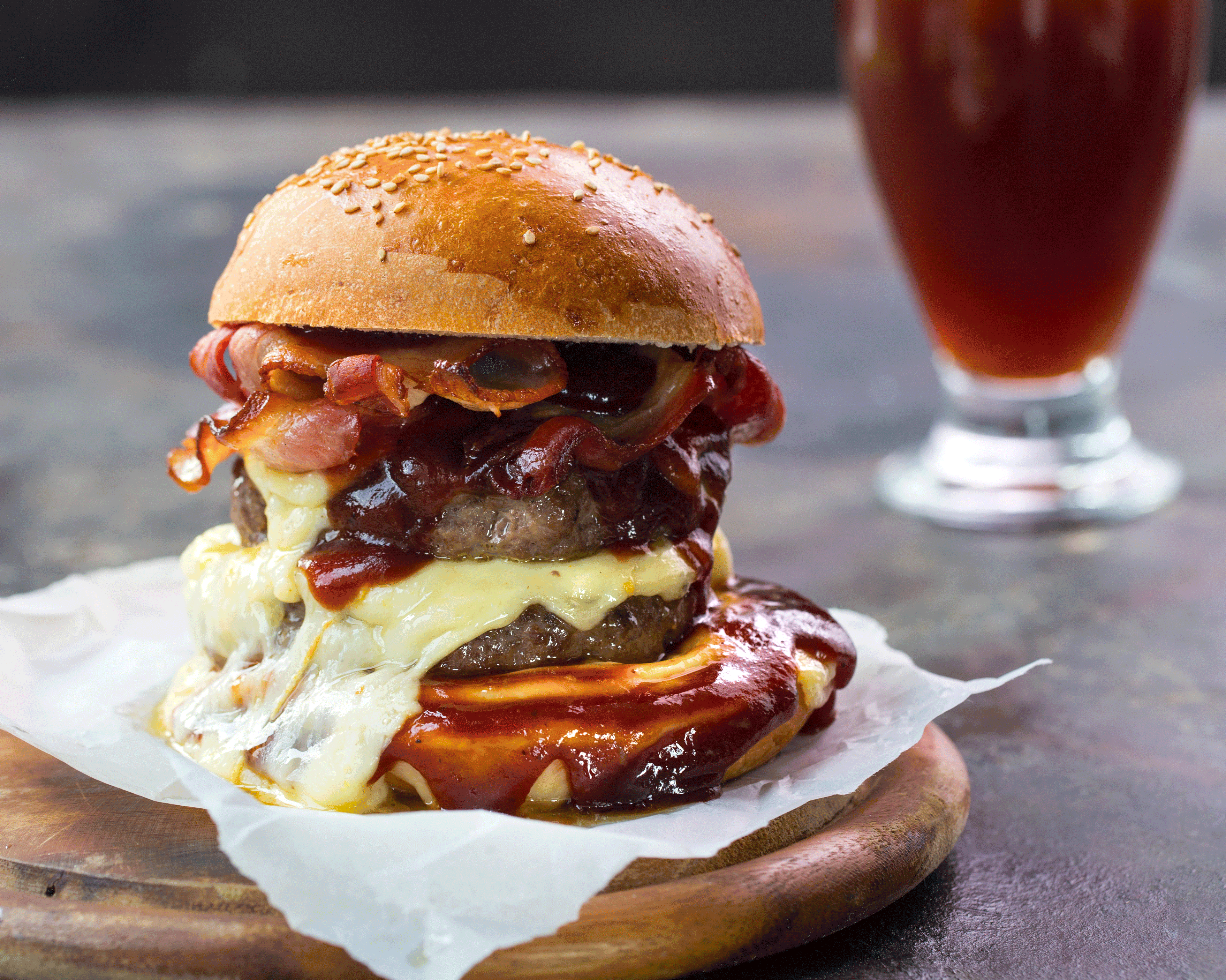 Baconcheeseburger av Homestyle hamburger med oksebryst
