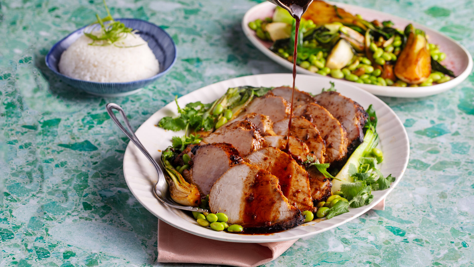 Gilde Urtemarinert svinekam med asiatis marinade edamame pakchoy