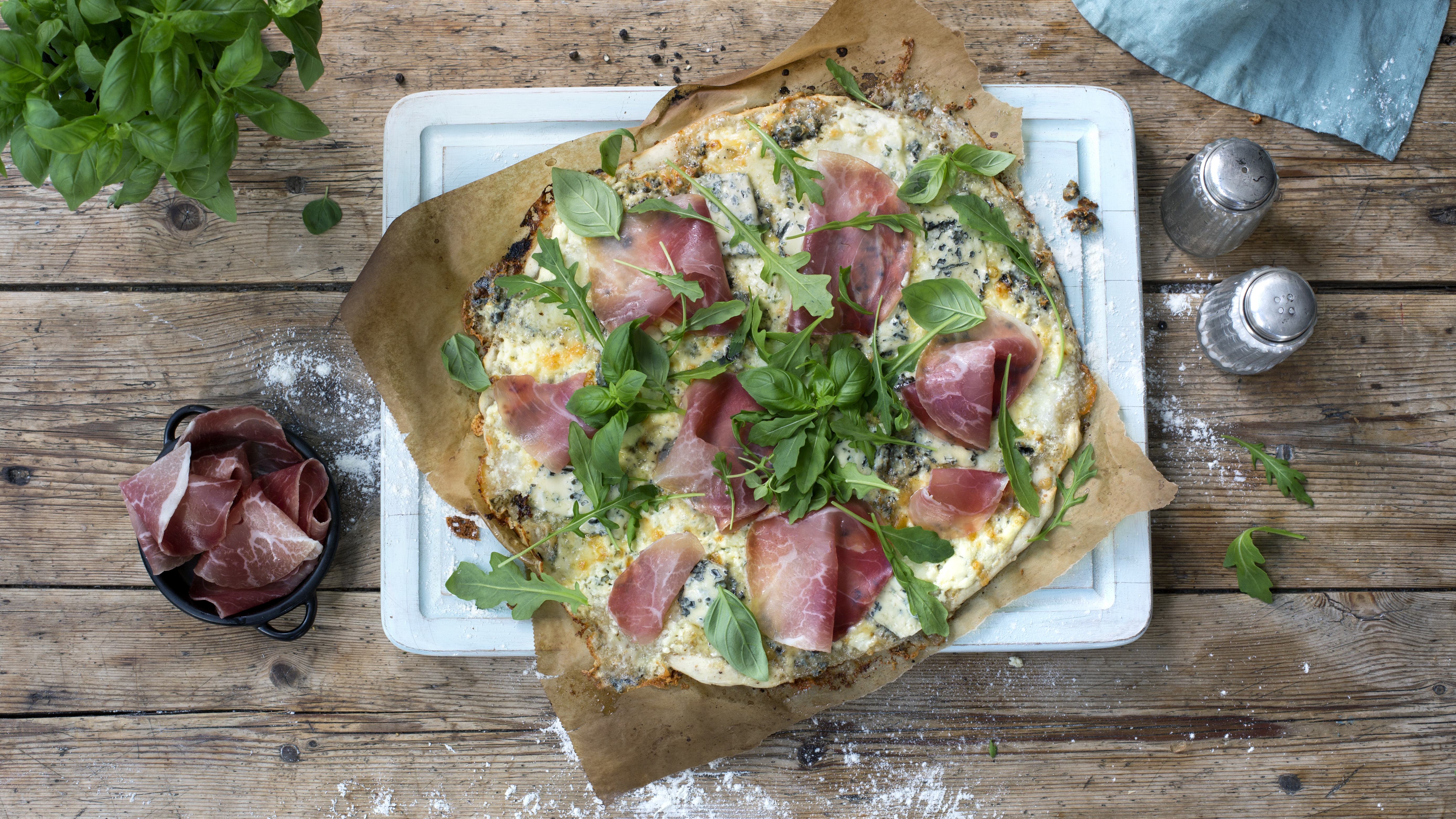 Glutenfri pizza med spekeskine no022715