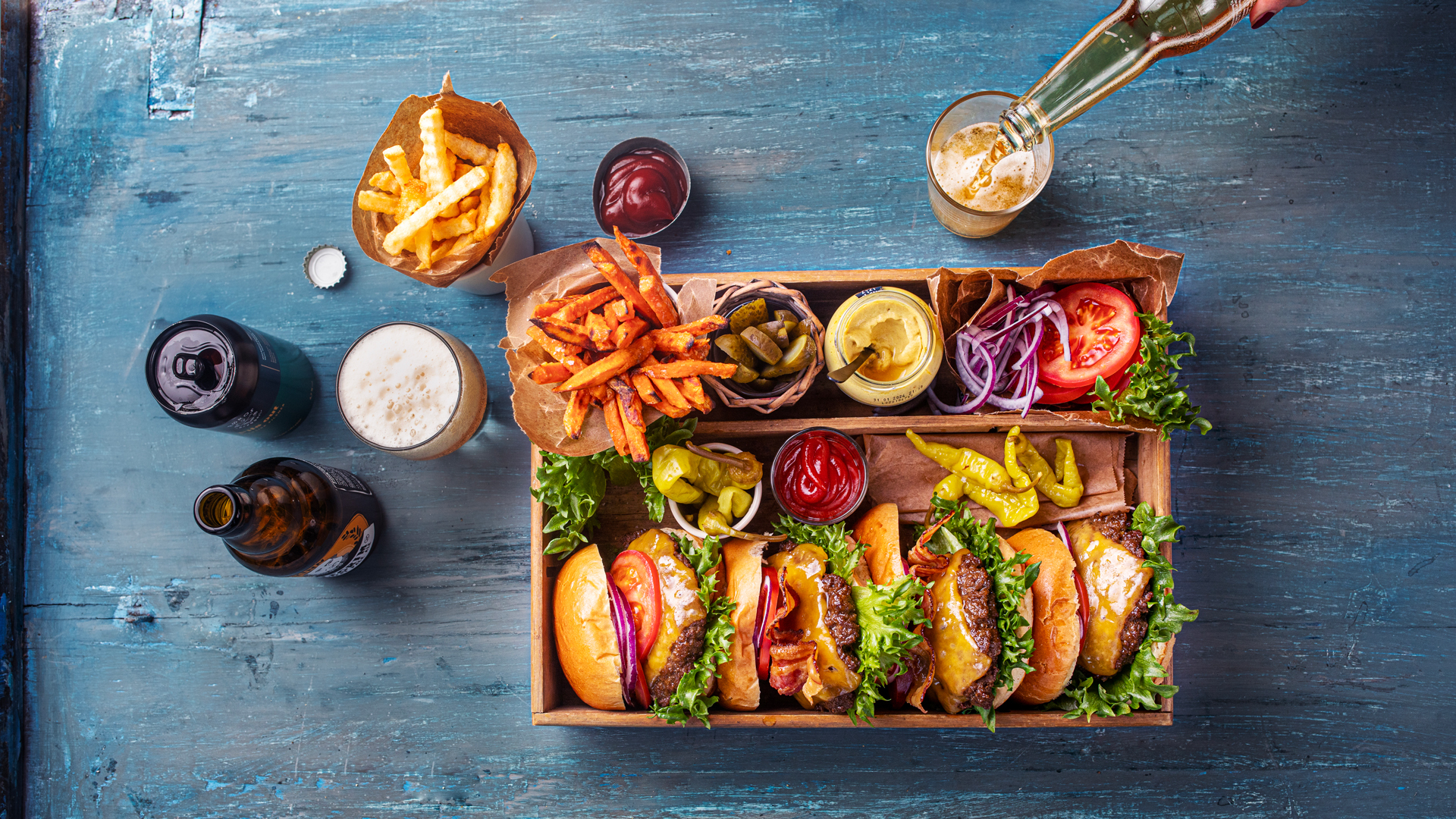 Hamburgere med cheddar bacon og tomat ferdigstekt burger