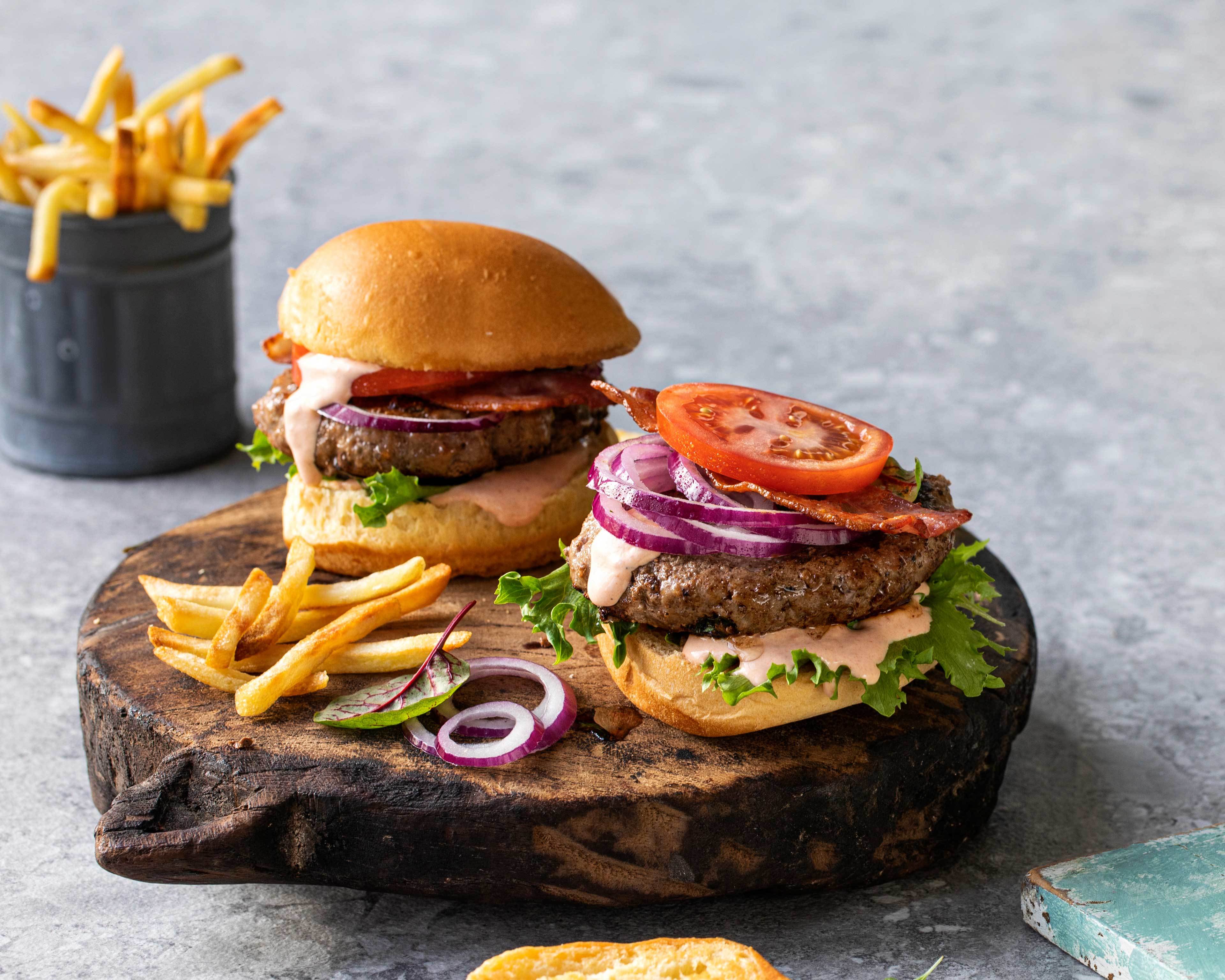 Homestyle hamburger med fries