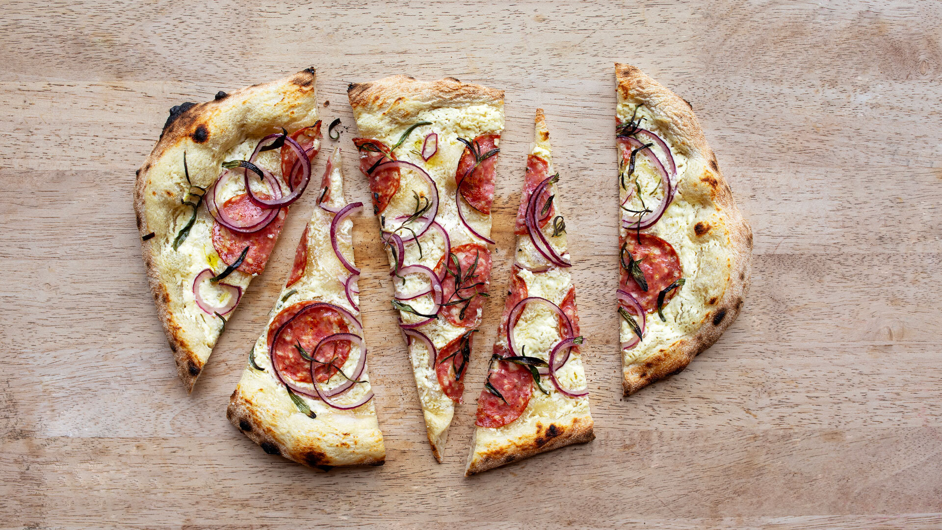 Hvit pizza med Salami Siliana og smak av trøffel 1