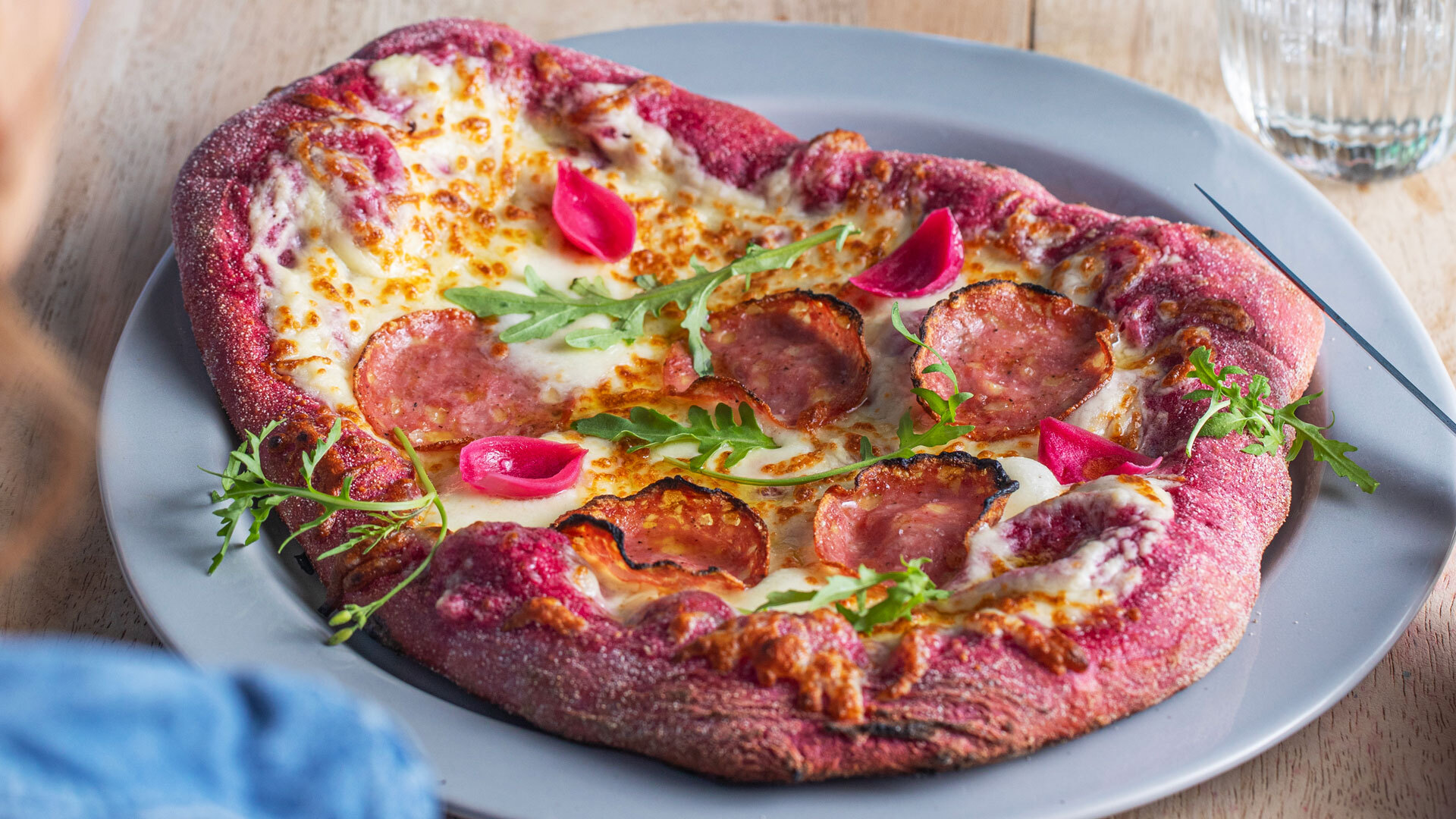 Hvit pizza med Salami Siliana og smak av trøffel 5