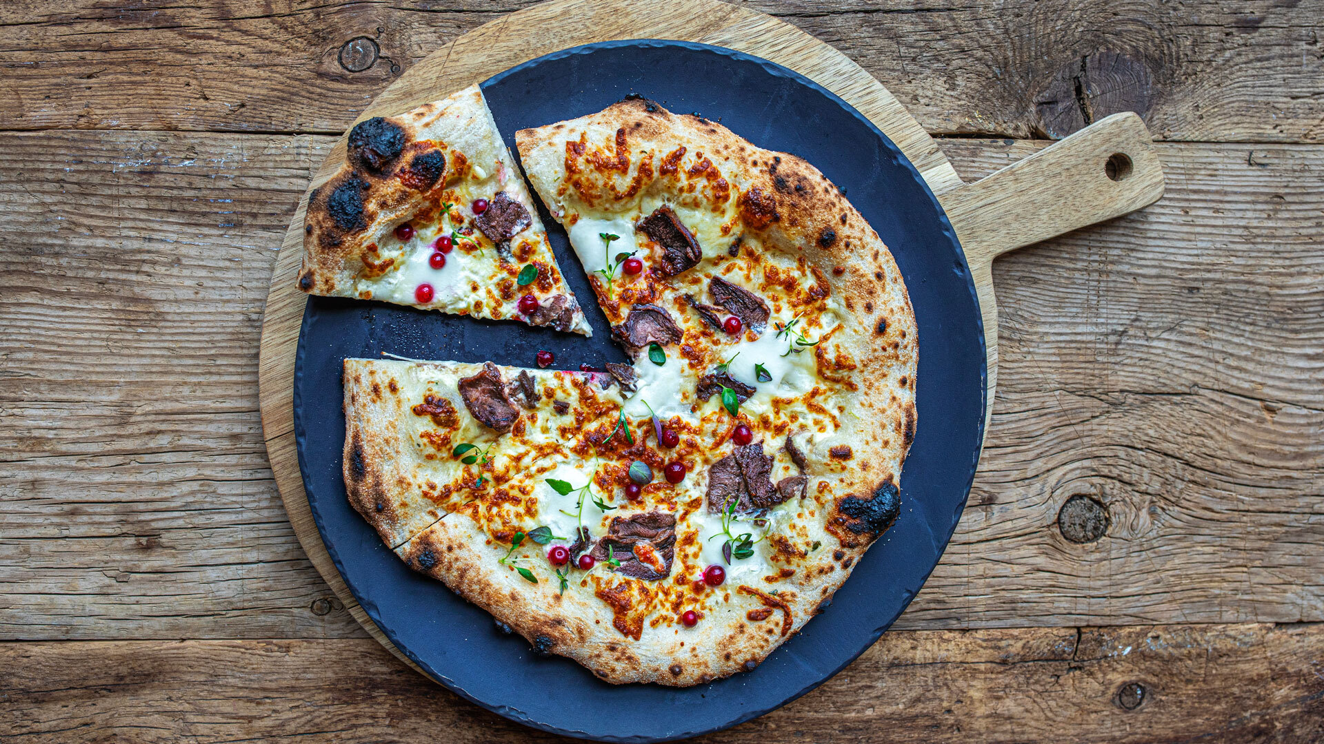 Hvit pizza med balsamico og honningglasert reinsdyrskav og tyttebær 2