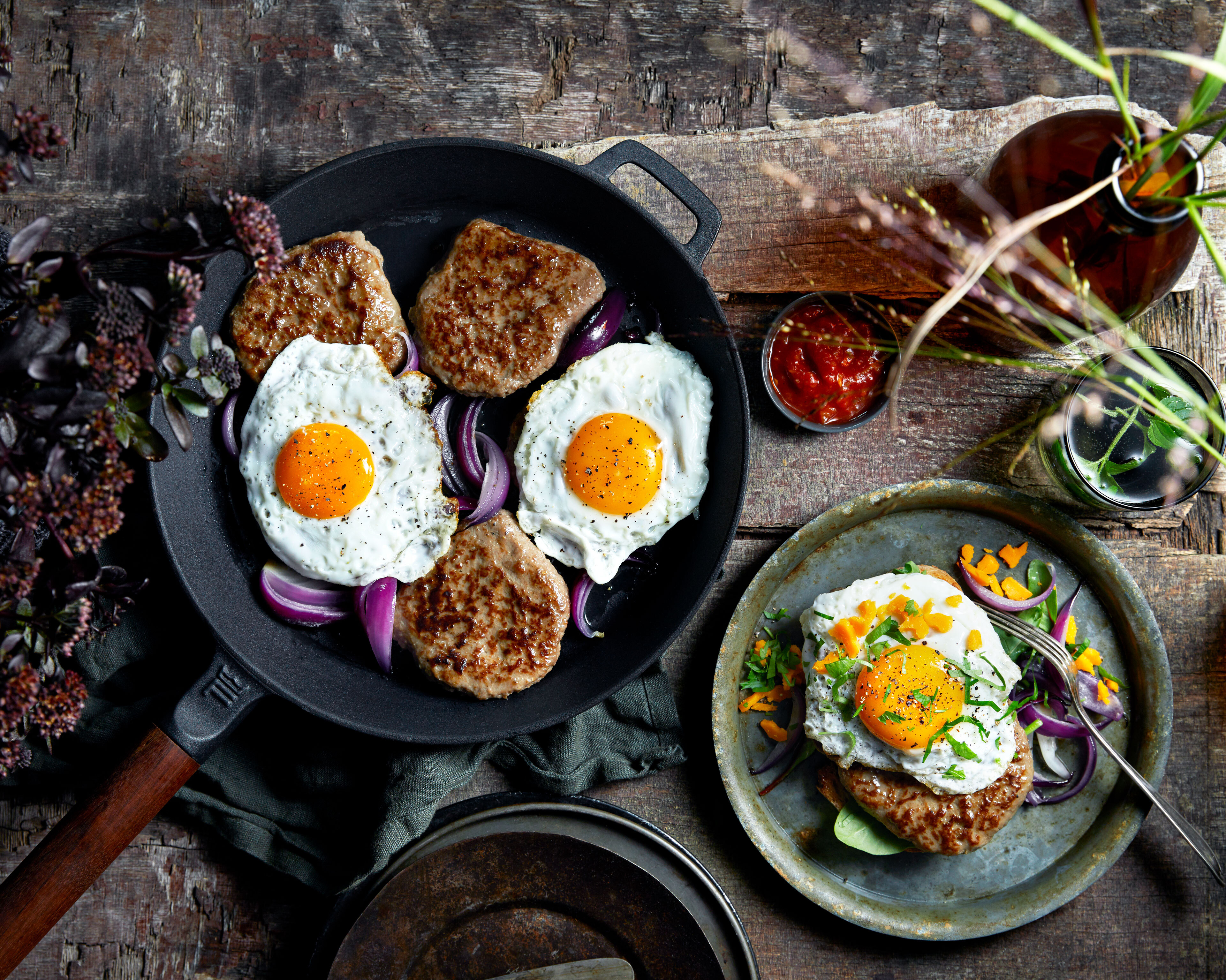Karbonader med egg på pannestekt landbrød