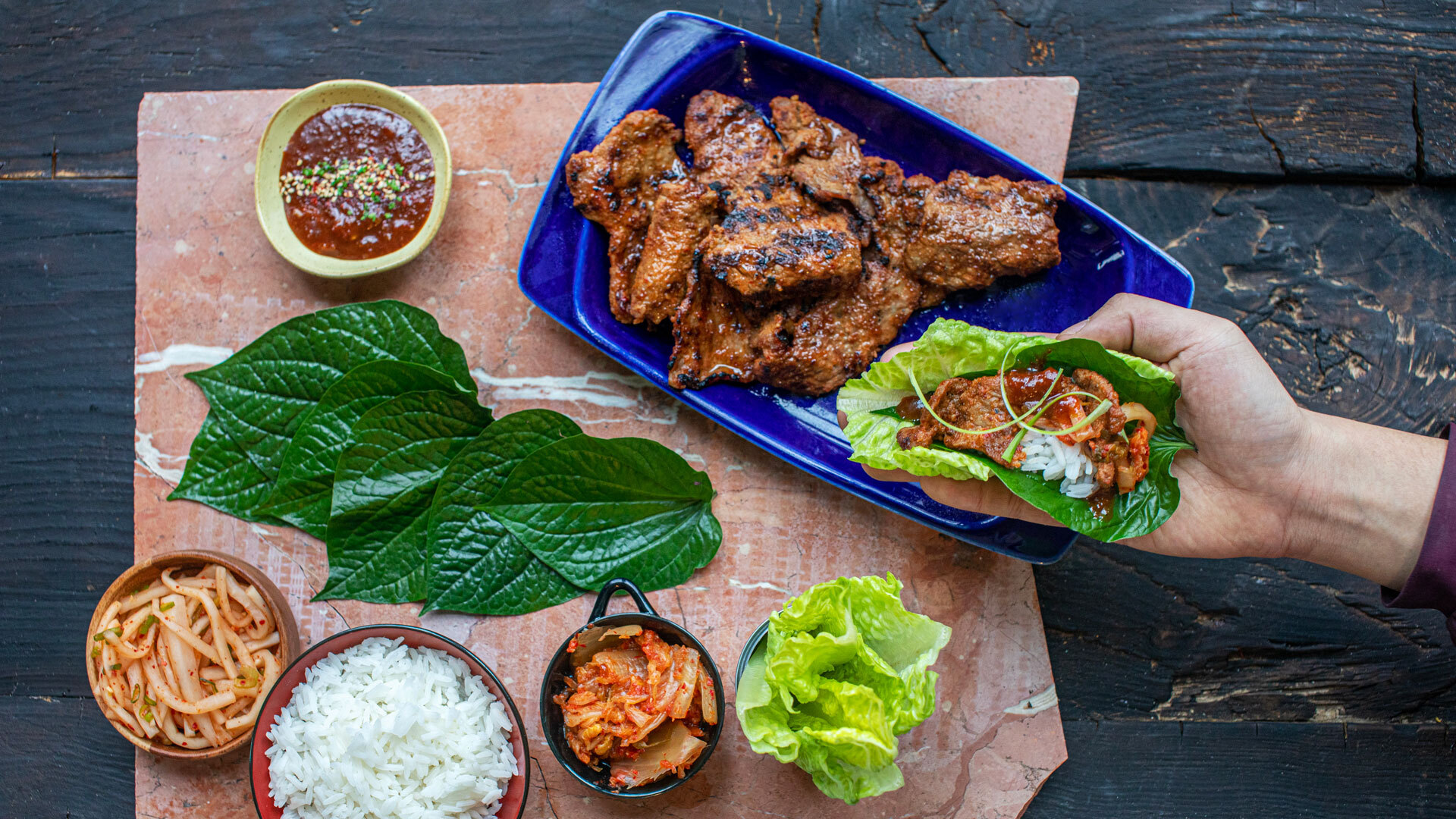 Korean BBQ Bulgogi med storfe ytrefilet i salatblader med spicy radish salat 1