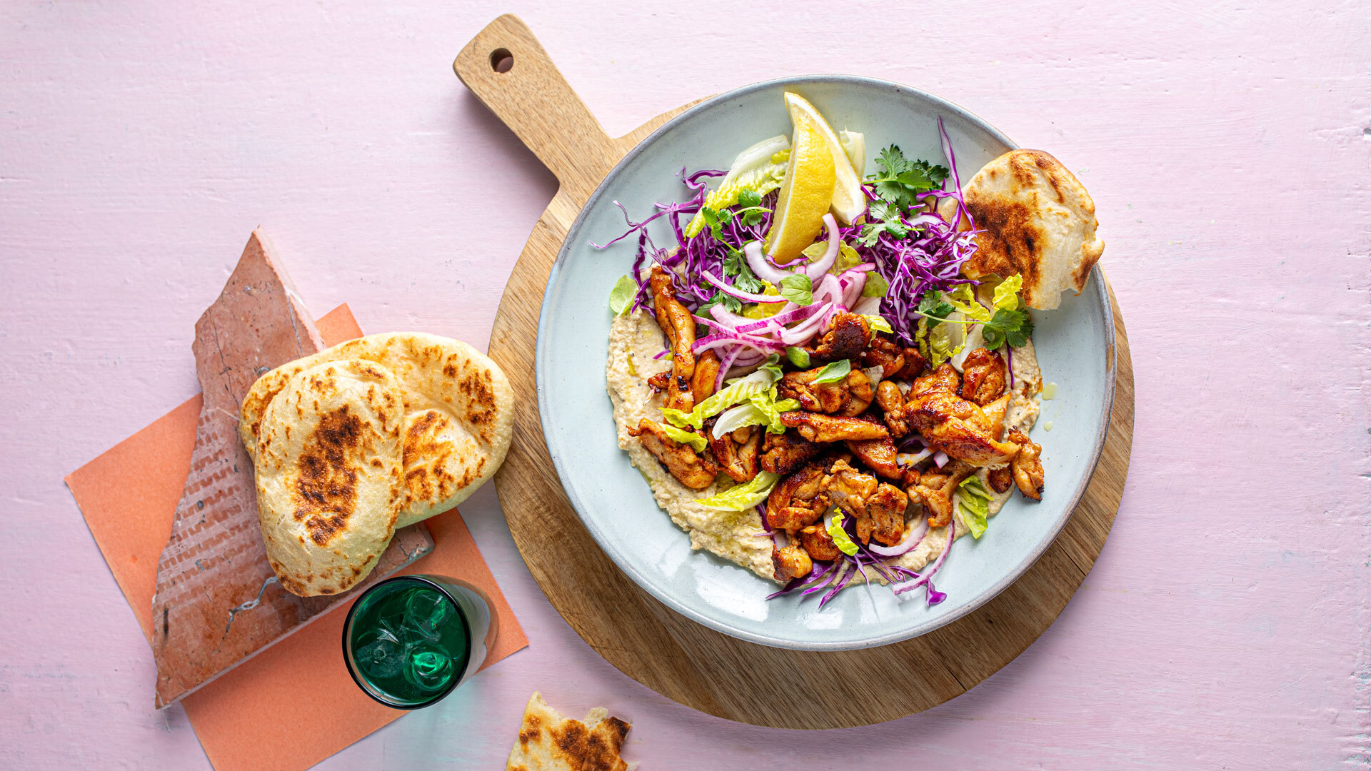 Kylling kebabtallerken med hummus rødkål salat og hjemmelaget pitabrød