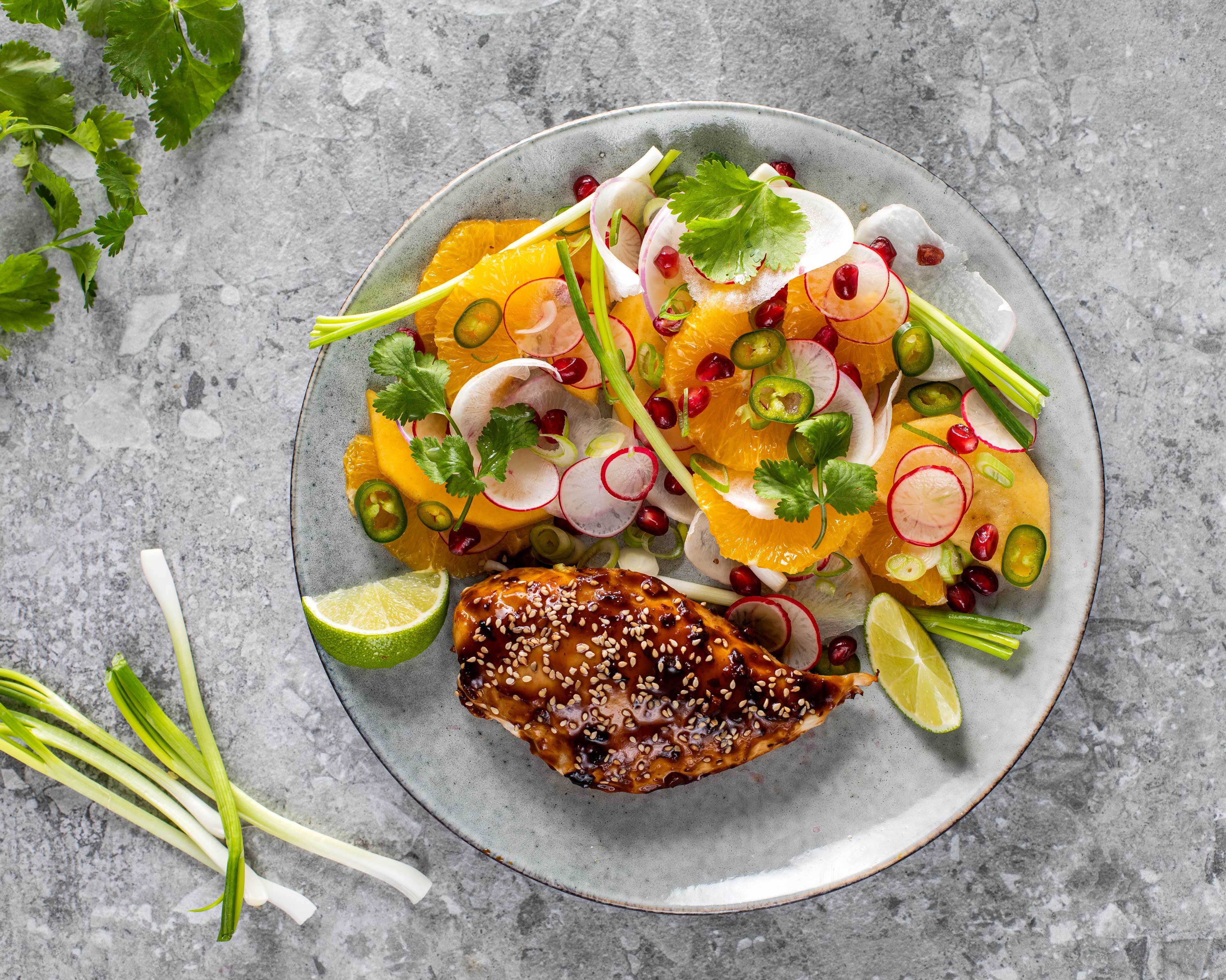 Glasert kyllingfilet med sharon-, appelsin- og fennikelsalat