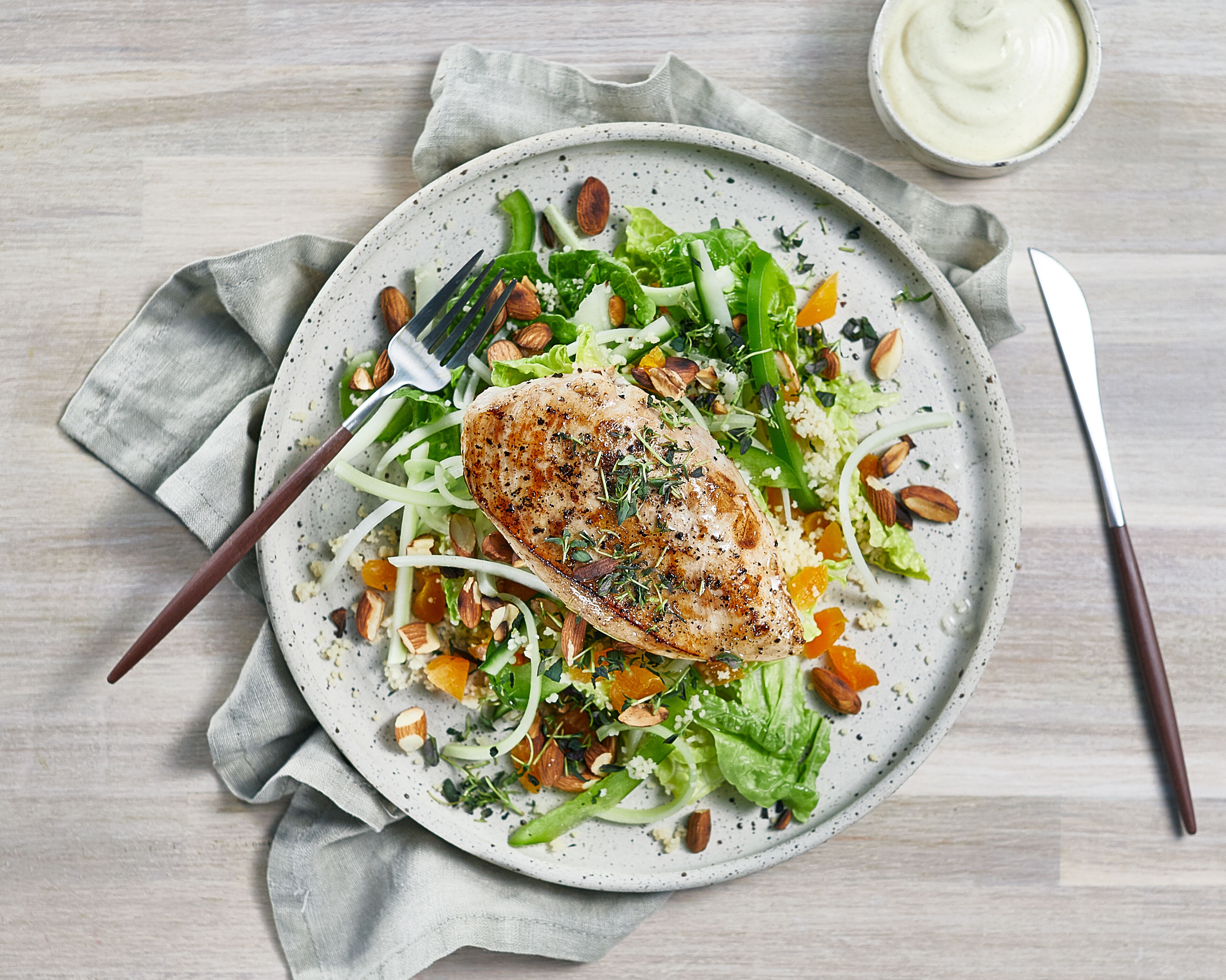 Kyllingfilet med couscous, mandler og aprikos