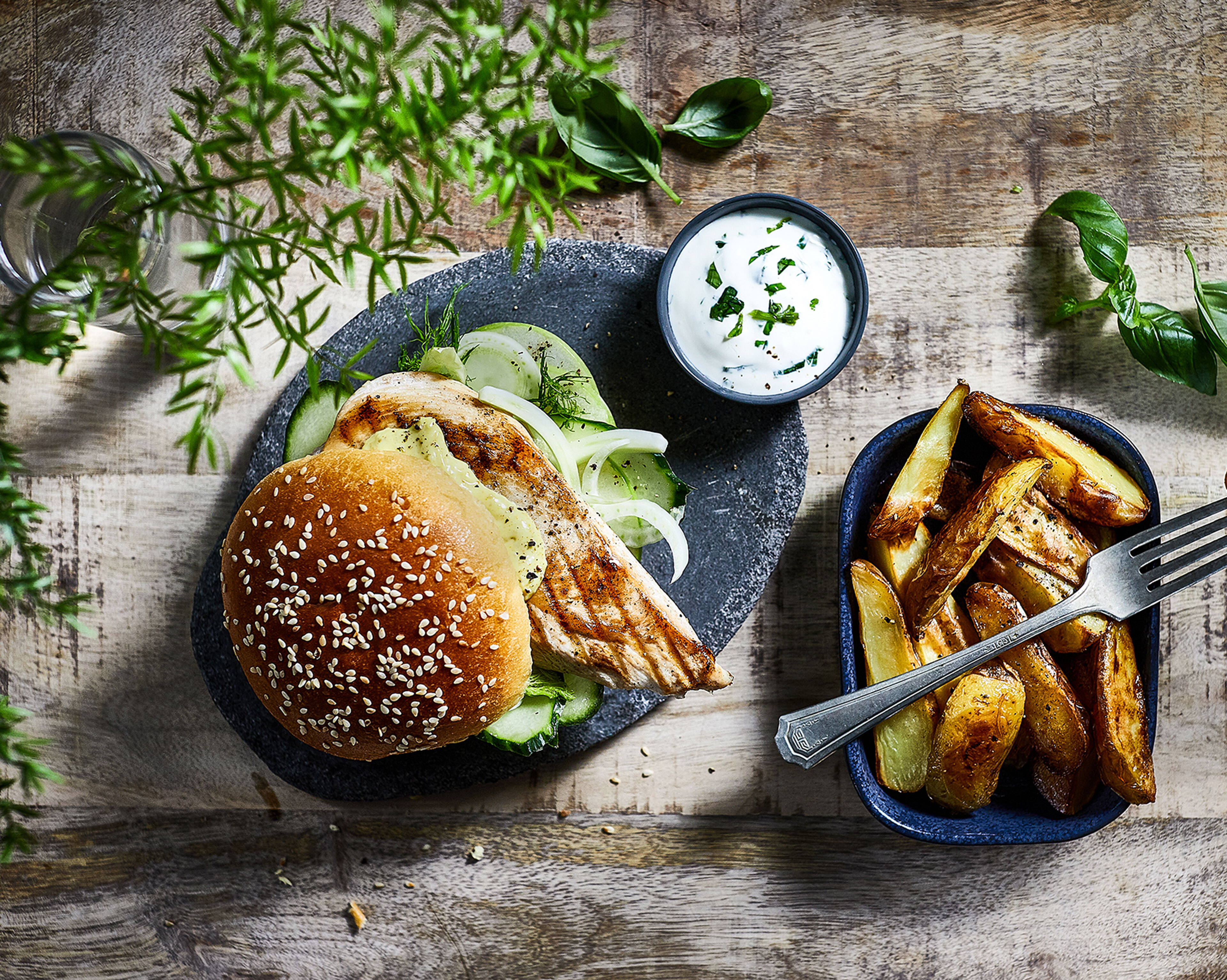 Kyllingburger med karrimajones, potetbåter og dillrømme