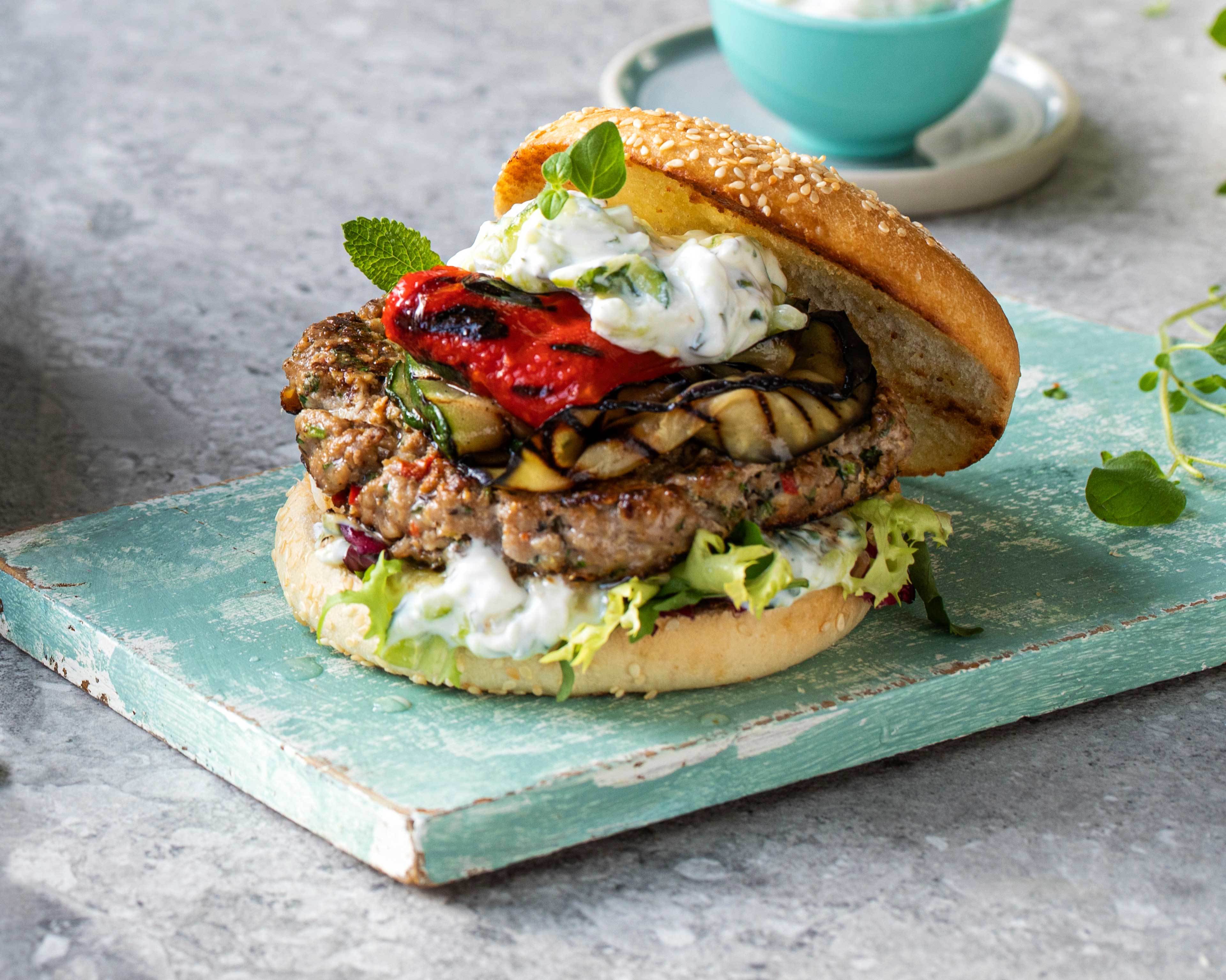 Lammeburger med tzatziki og grillede grønnsaker