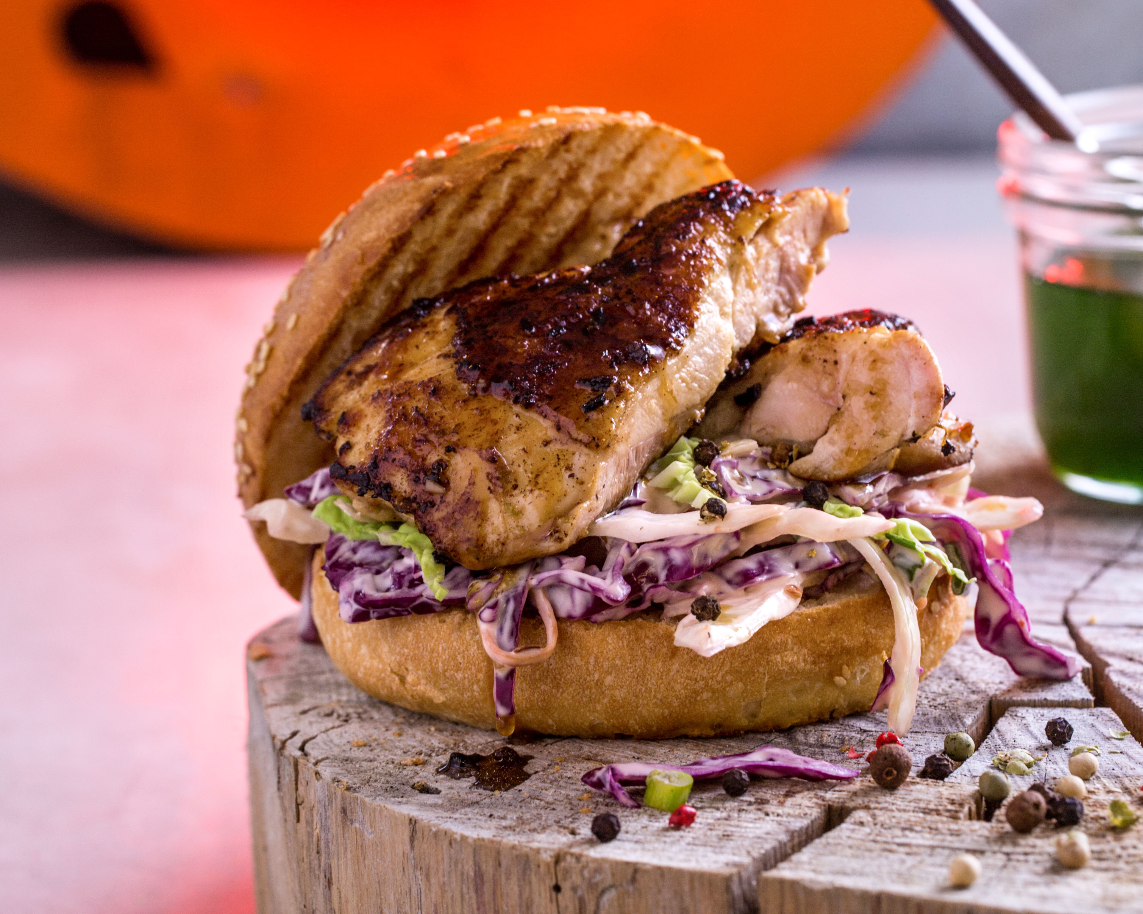 Livèche-kyllingburger med chipotle-slaw