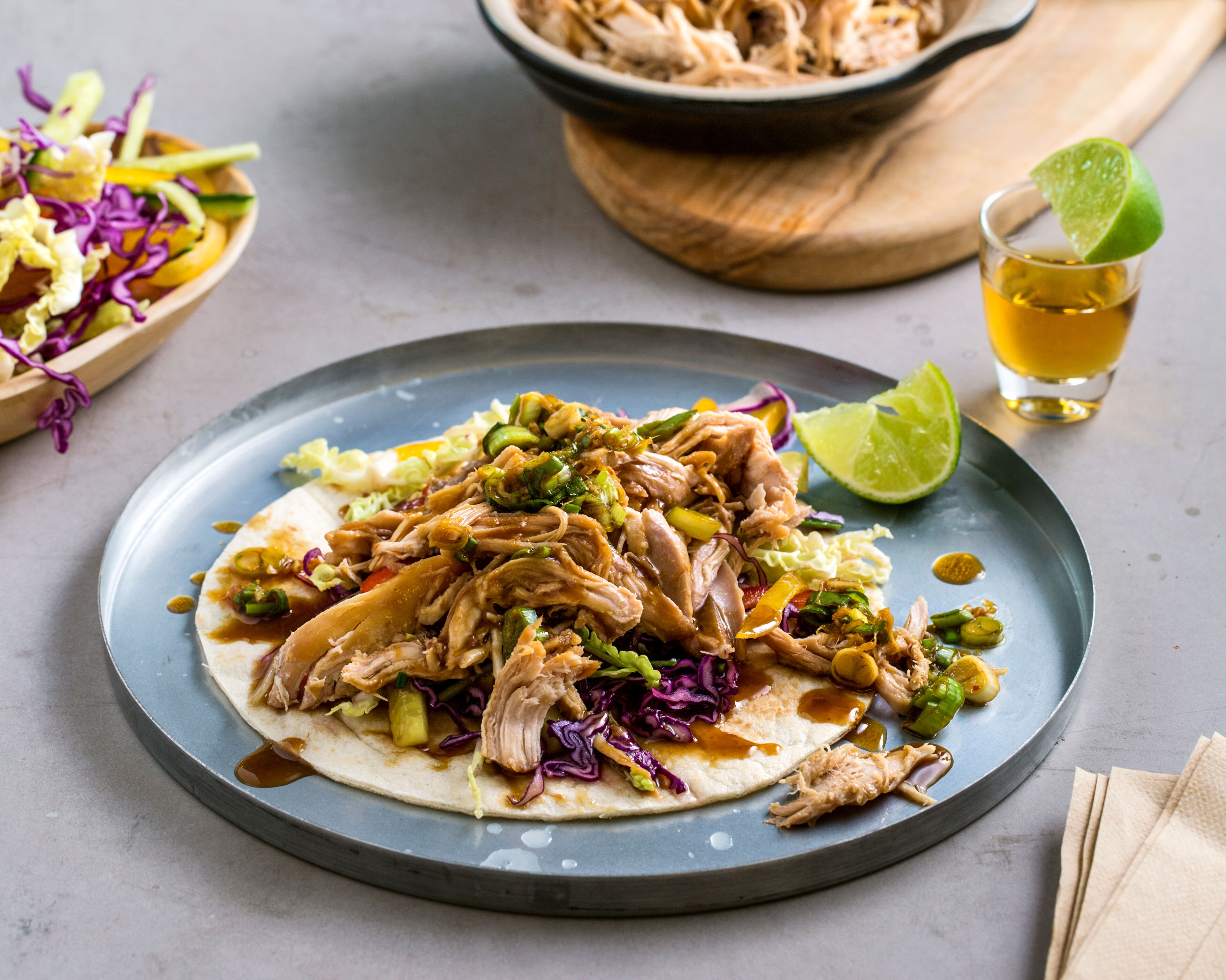 Wrap med pulled Livèchekylling og asiatisk salat