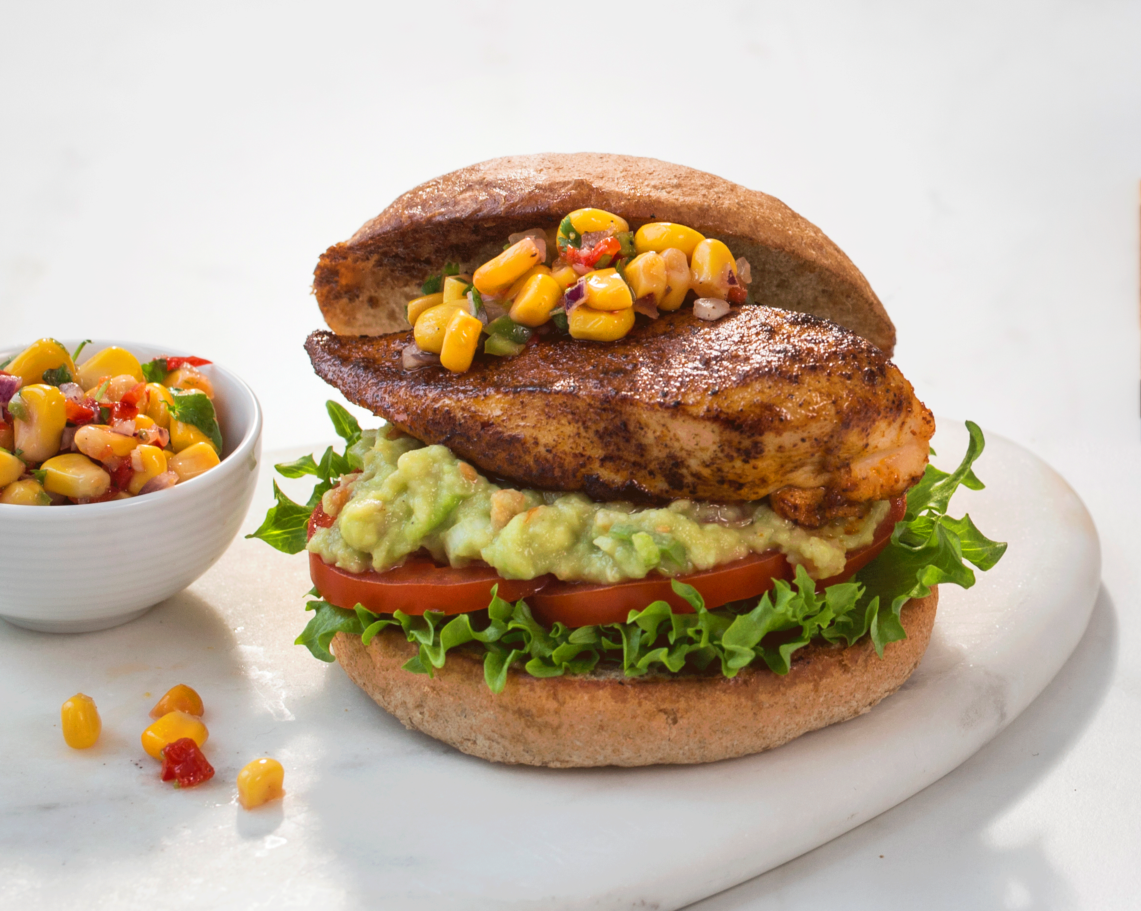 Meksikansk kyllingburger med guacamole og maissalsa