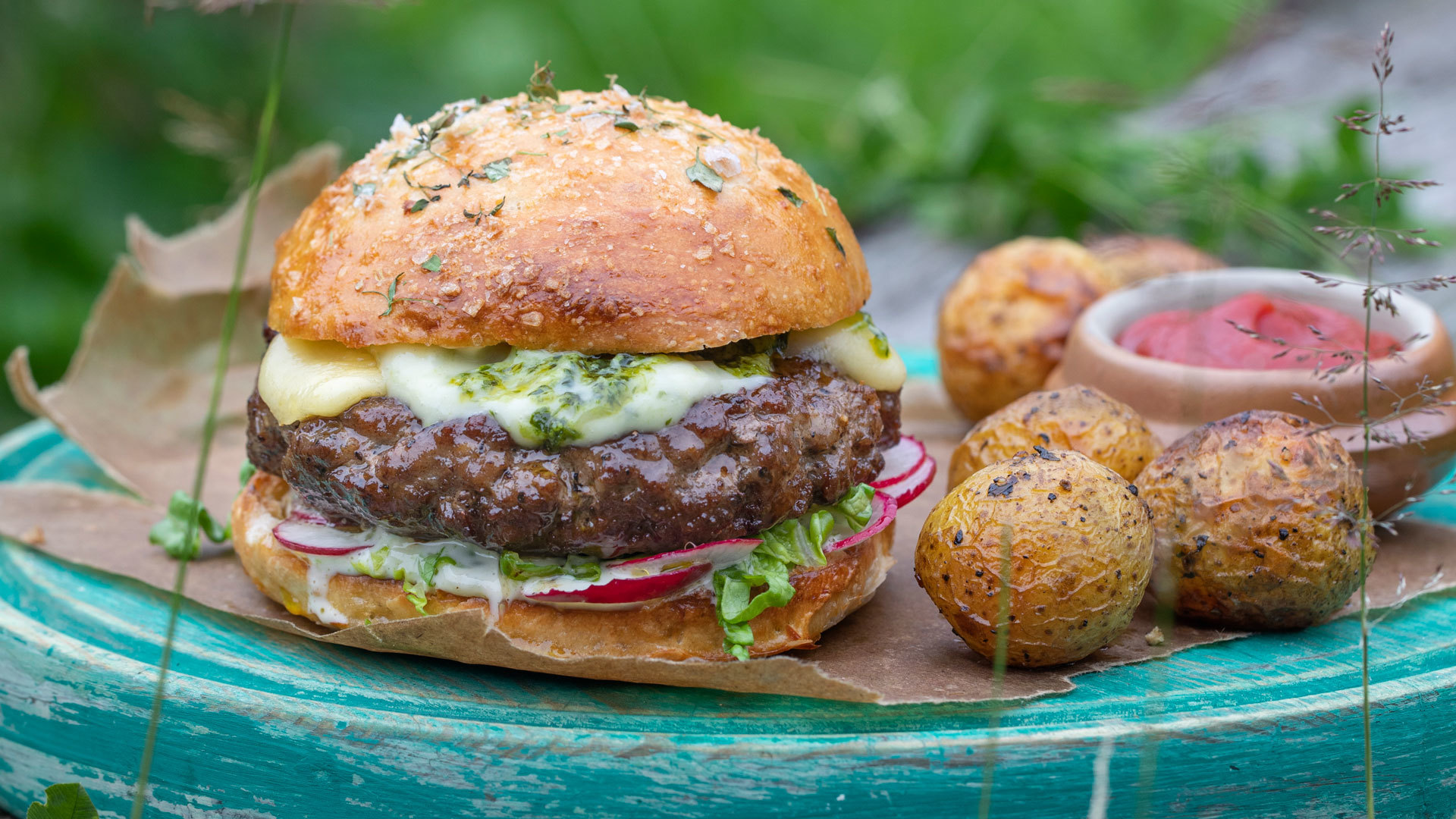Burger med ovnsbakte poteter