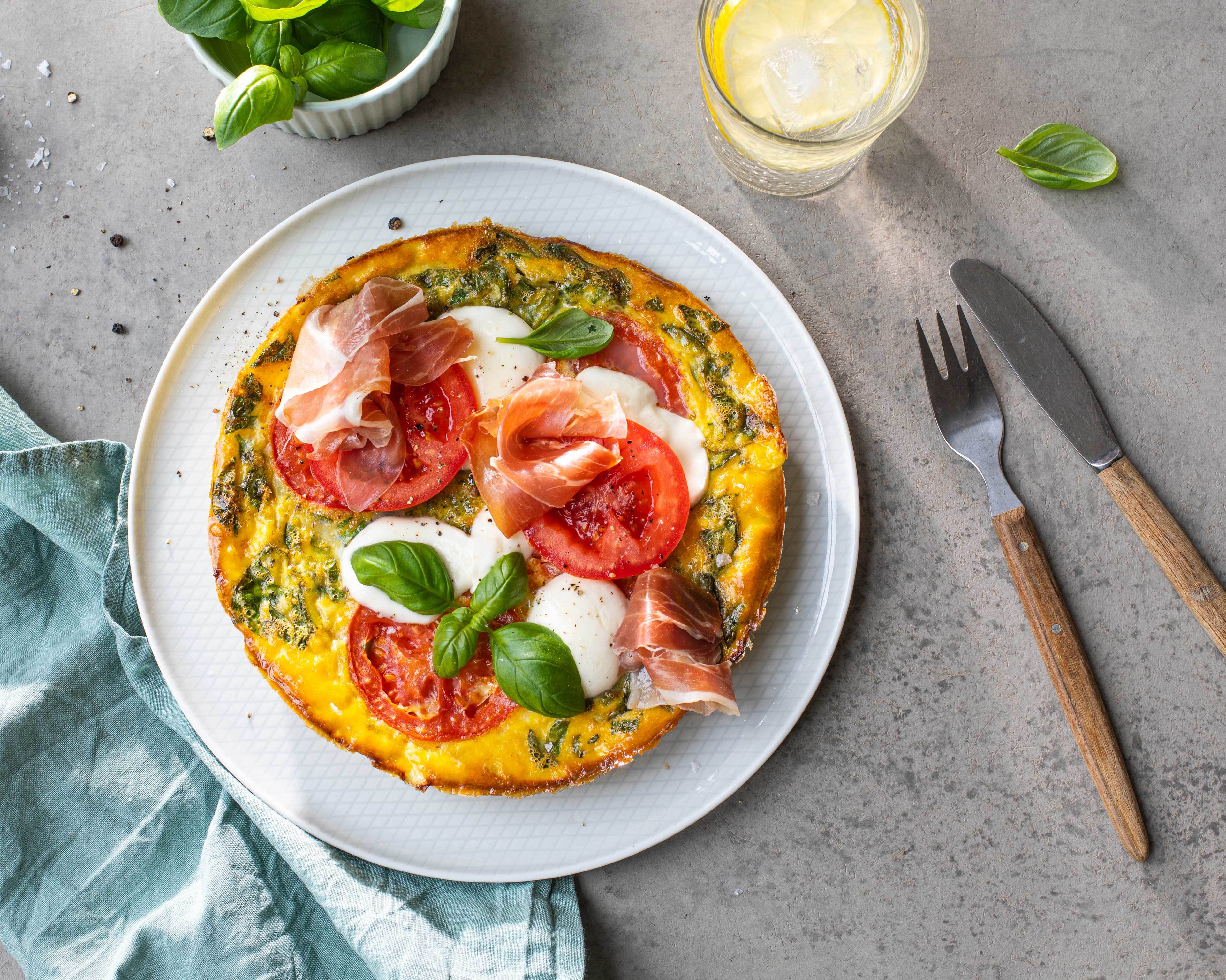 Omelett med tomat, mozzarella, basilikum og Tronfjell velhengt spekeskinke
