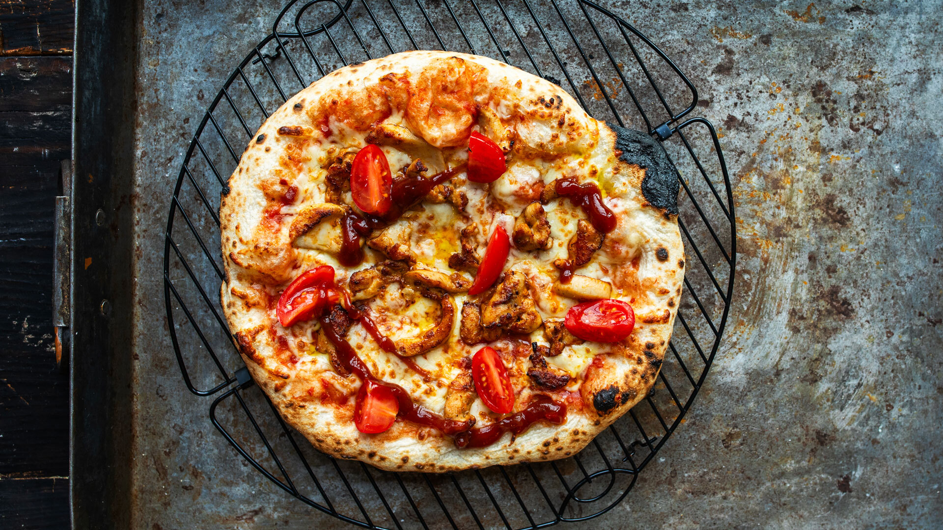 Pizza med BBQ marinert kylling BBQ saus og ferske cherrytomater