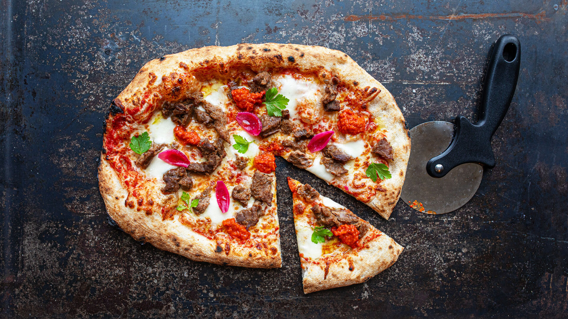 Pizza med Biffstrimler ajvar og syltet rødløk 1