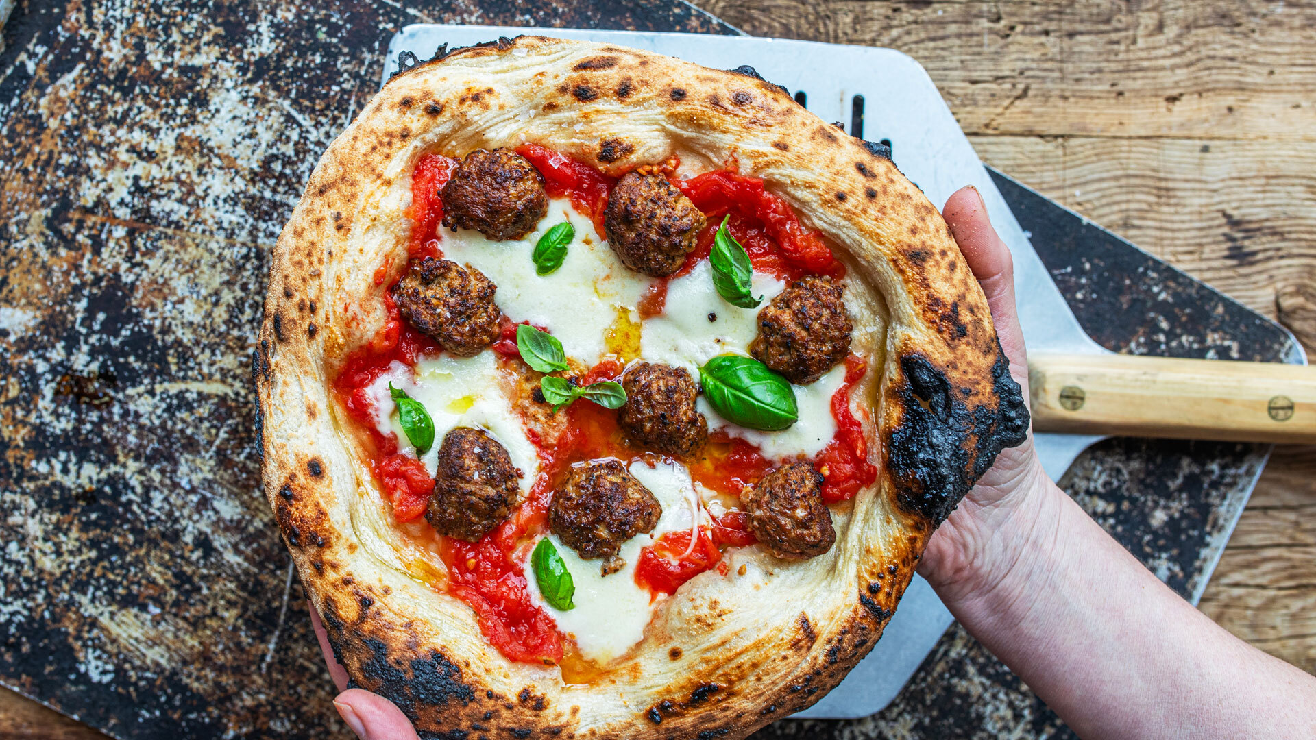 Pizza med Italienske kjøttboller San Marzano tomater og fersk mozzarella 3