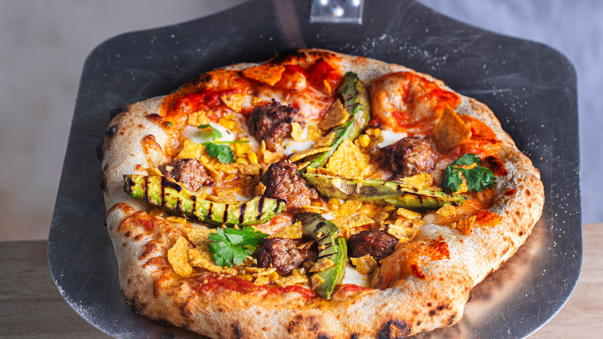 Pizza med Mexicanske kjøttboller hjemmelaget pizzasaus grillet avokado og tortillachips 1