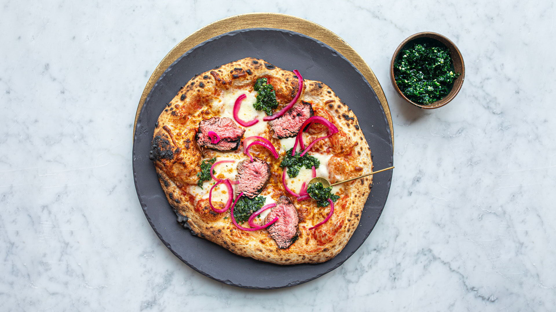 Pizza med Ungfe Teres major gremolata og syltet løk 2