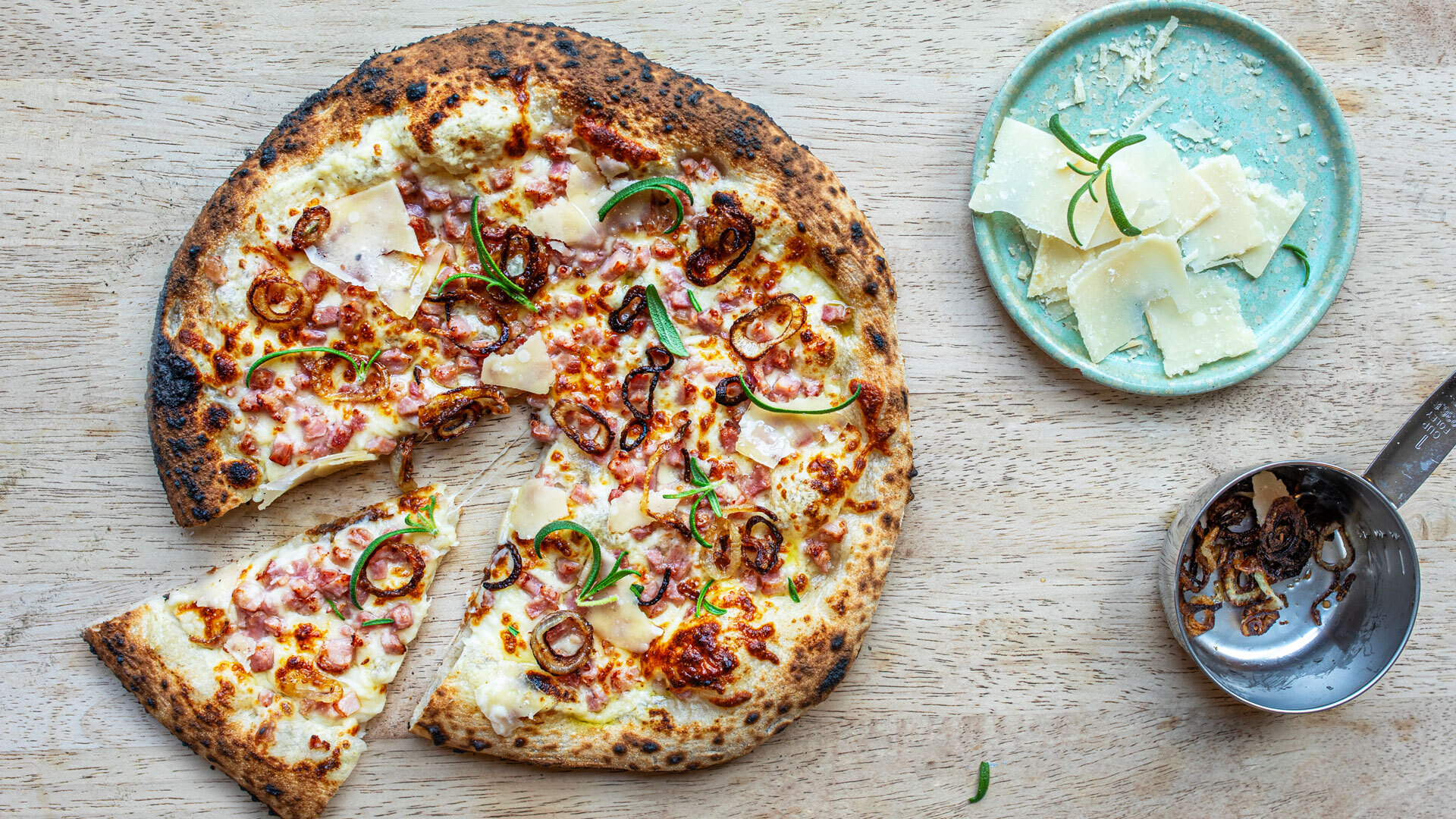 Pizza med bacon blomkålkrem og sprø løk 1
