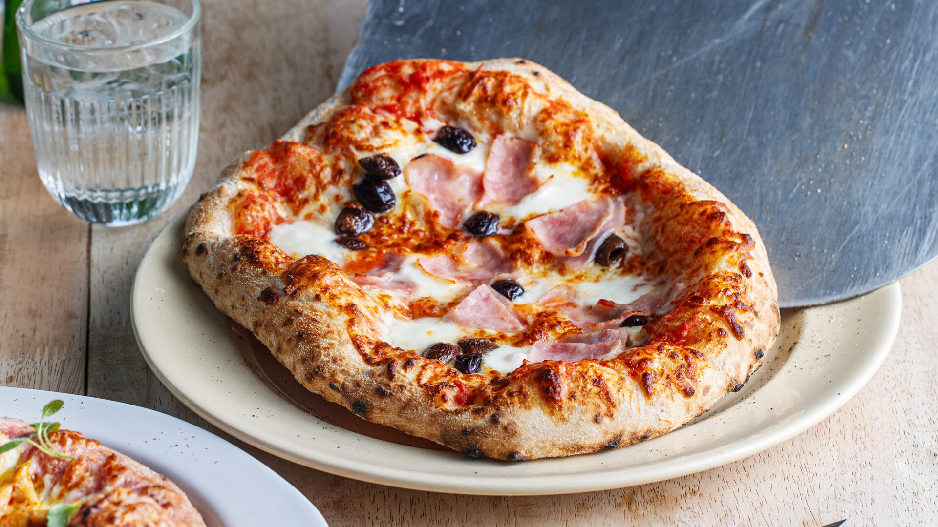 Pizza med skinke mozzarella og oliven