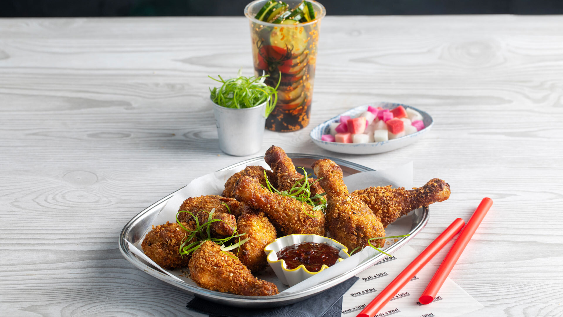 Prior Crispy drumsticks Korean Style med agurksalat og syltede grønnsaker