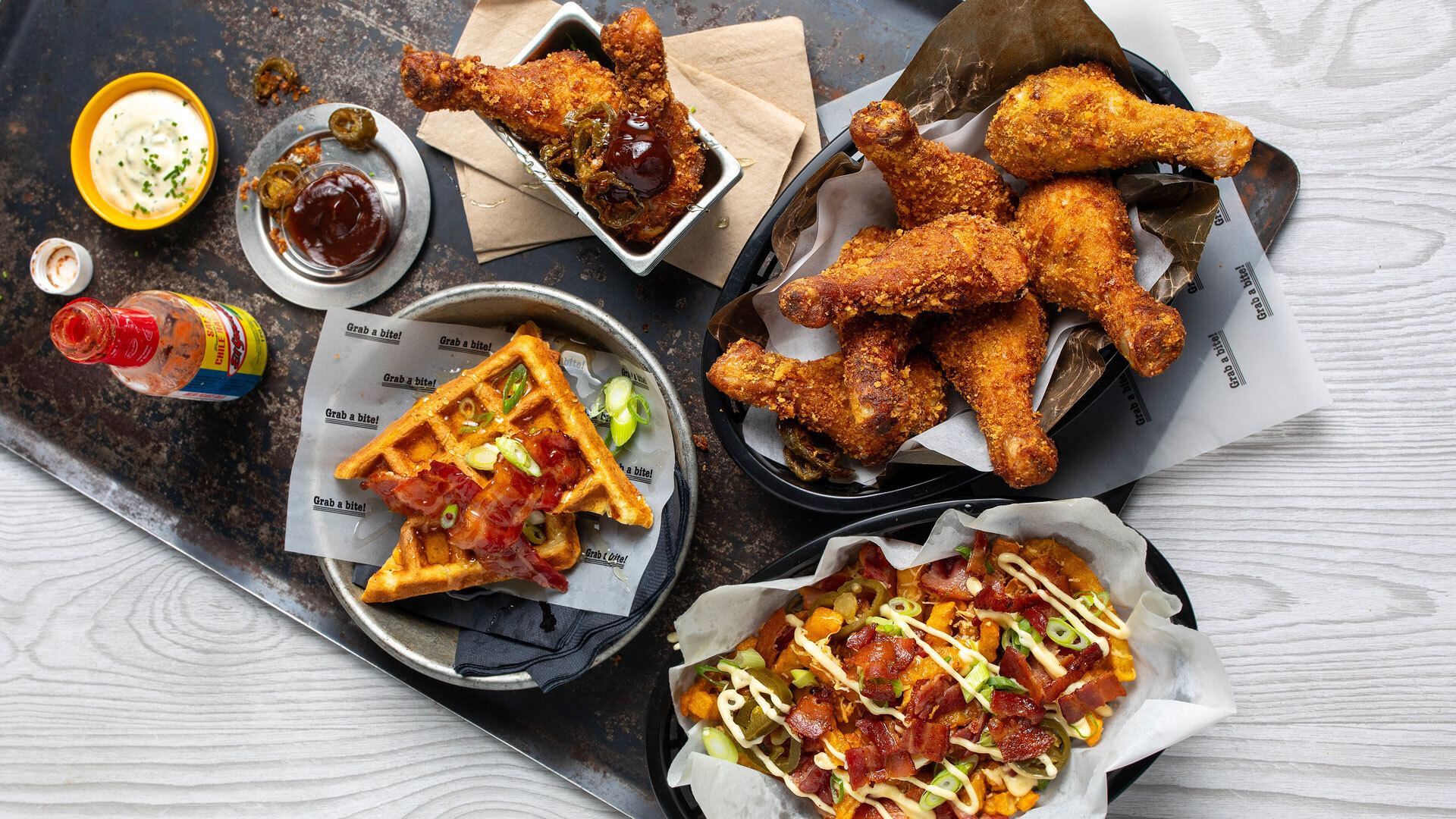 Prior Crispy drumsticks med fries dip og waffles