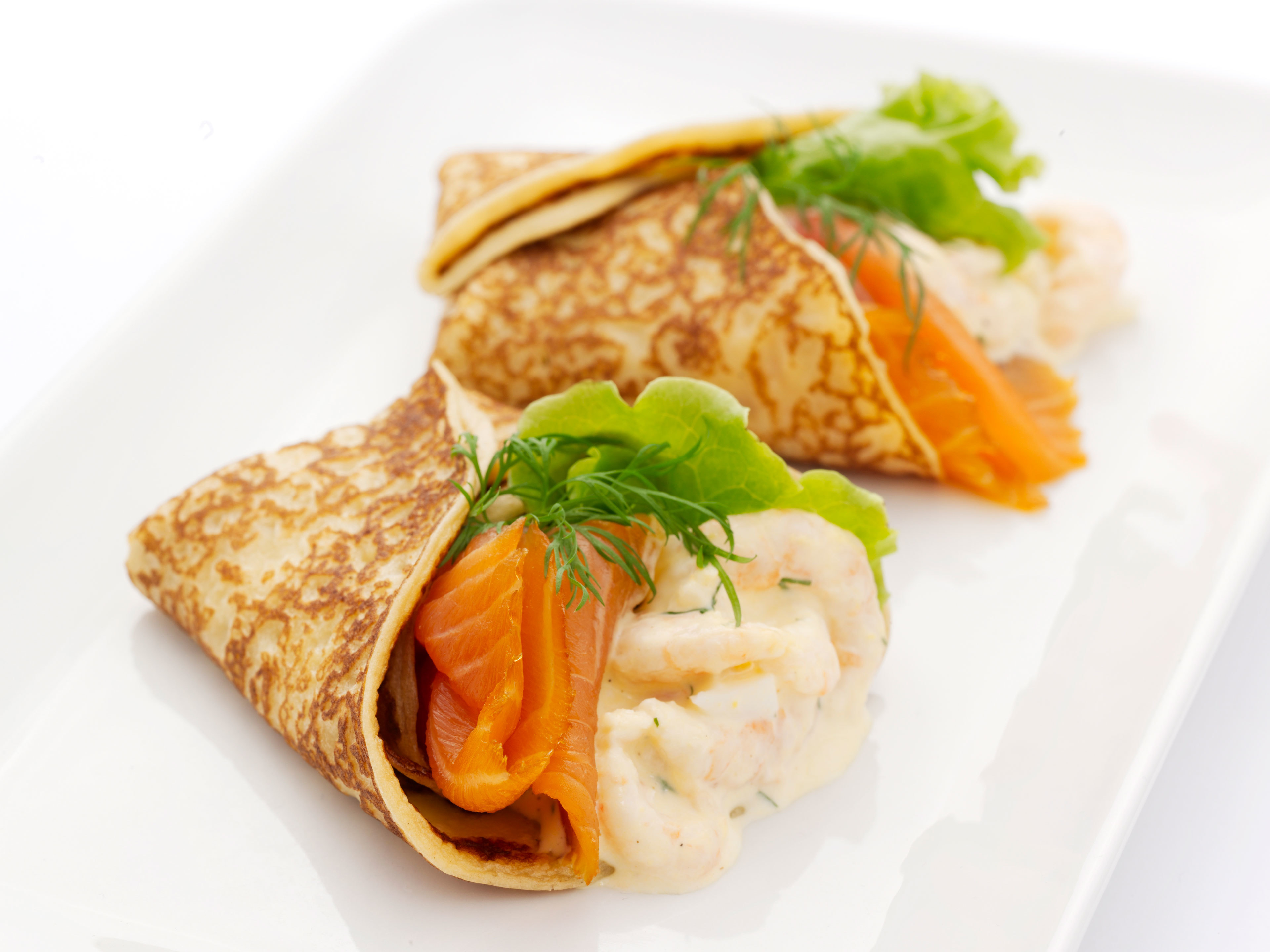 Pannekakewraps med røkelaks og rekesalat med egg