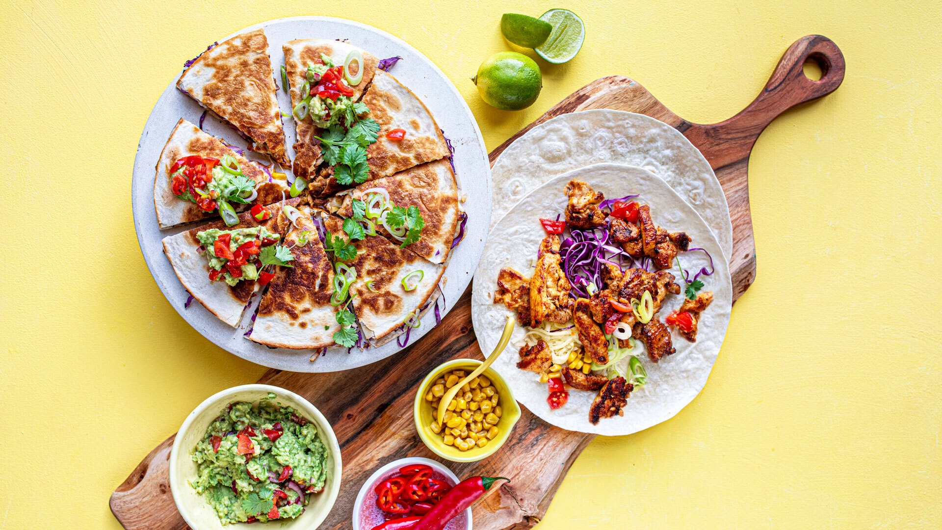 Quesadillas med strimlet kylling BBQ rødkål mais og chunky guacamole