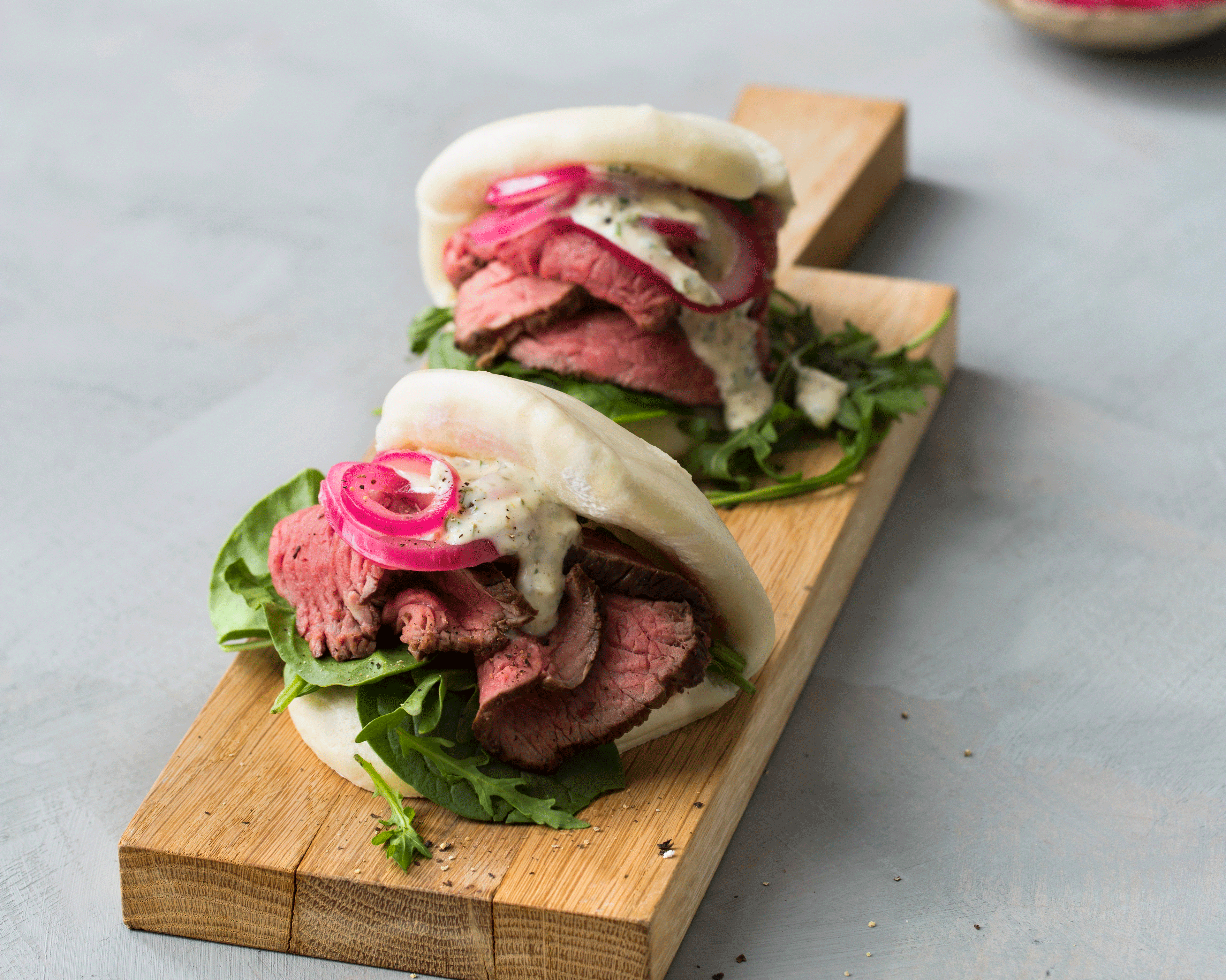 «Steambuns møter roastbiffsmørbrød»: Steambuns med roastbiff, remulade, salat og syltet rødløk