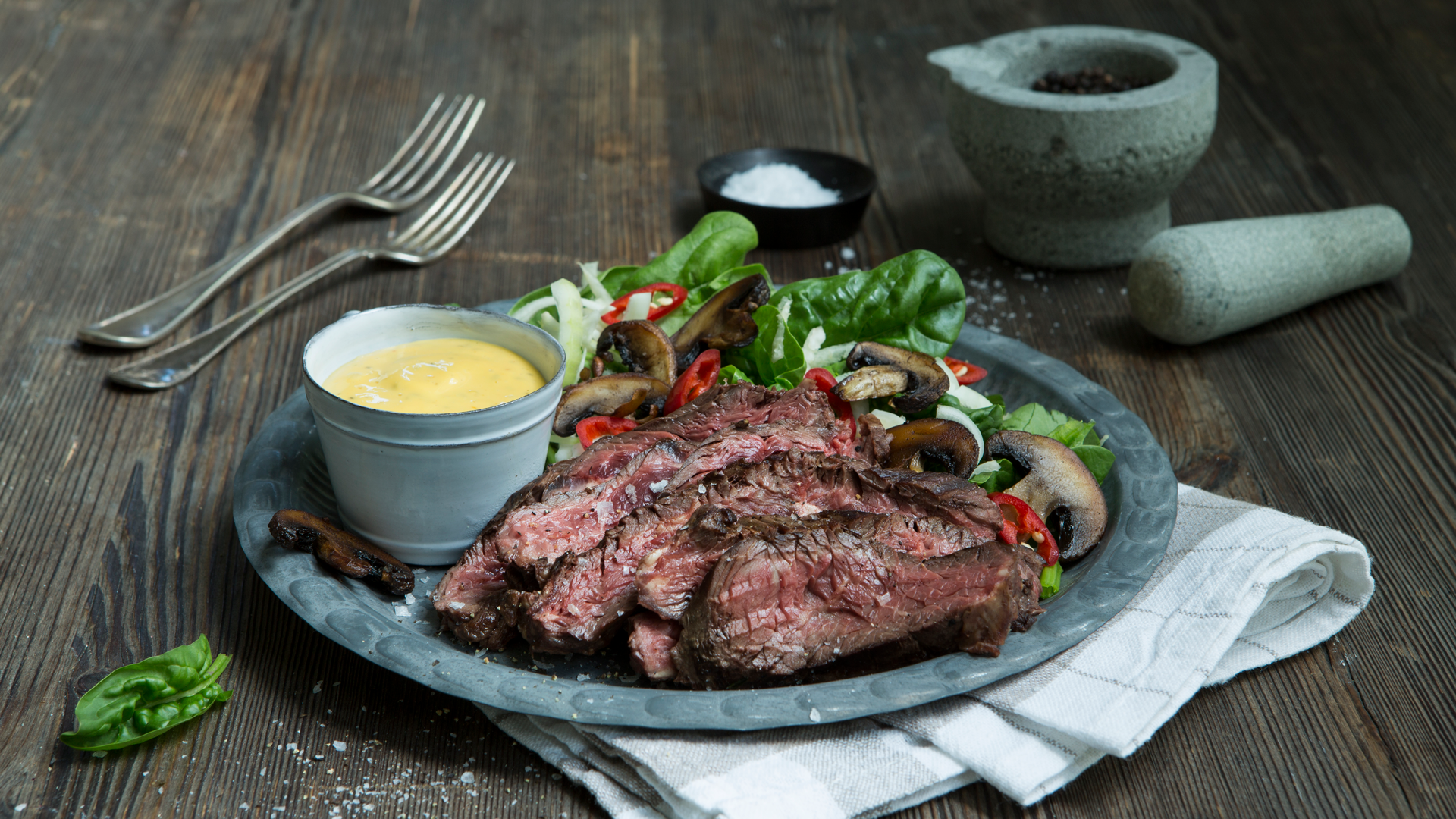 Rodvinsmarinert slakterbiff med spinatsalat og bearnaise Stykkevis og delt