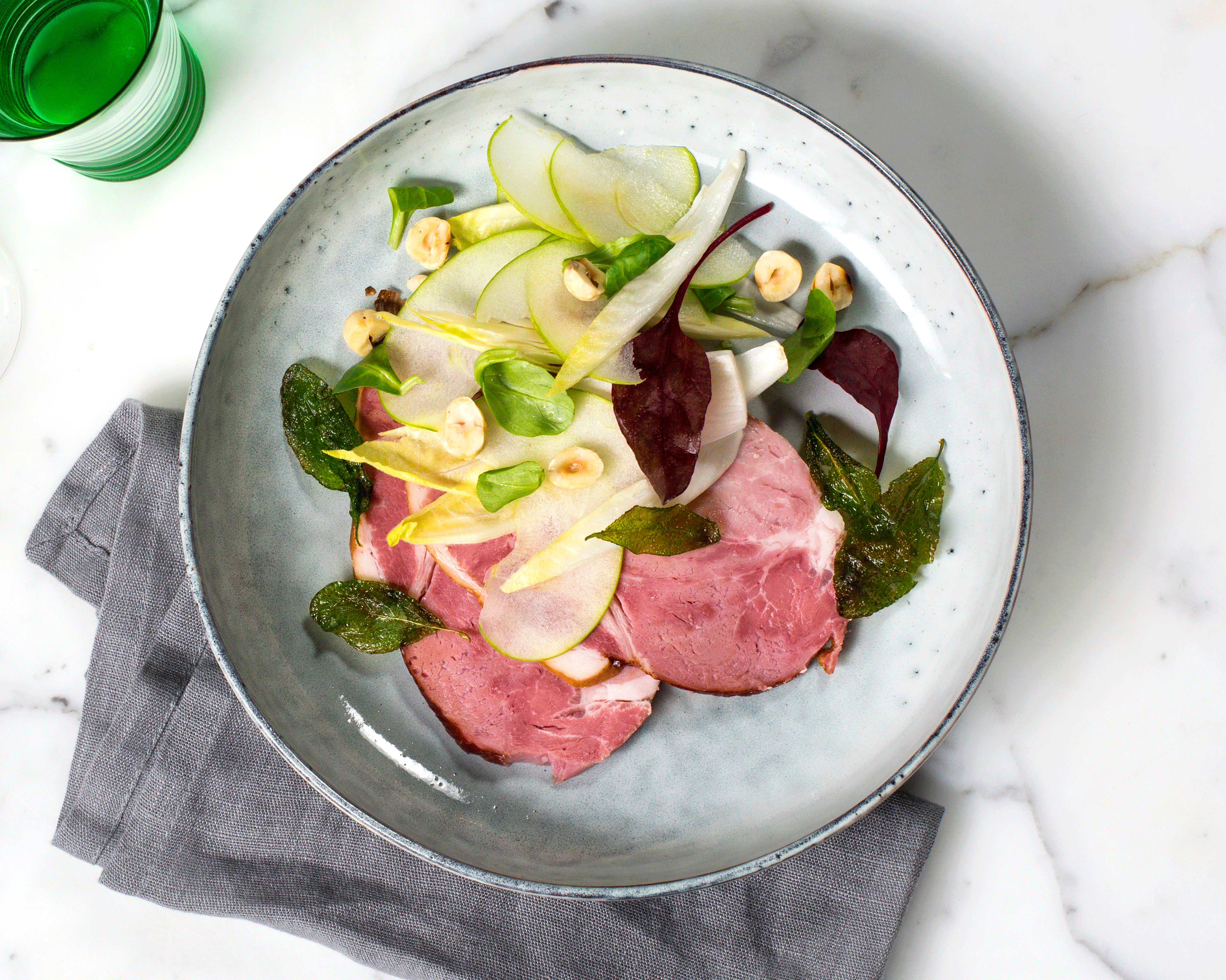 Røkt svin filetkam med eple- og endivesalat og salviesmør-saus