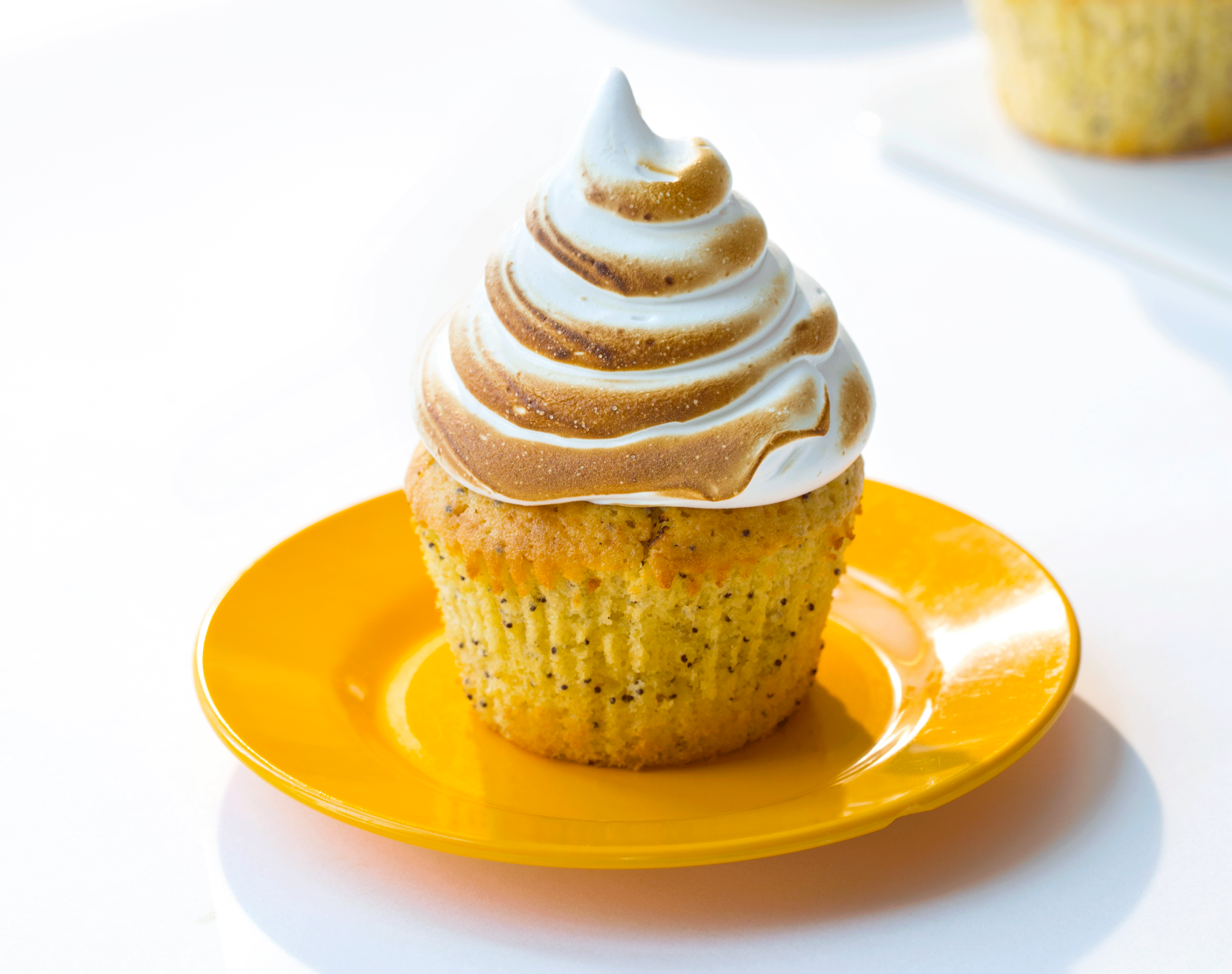 Sitronmuffins med valmuefrø, lemoncurd og marengs