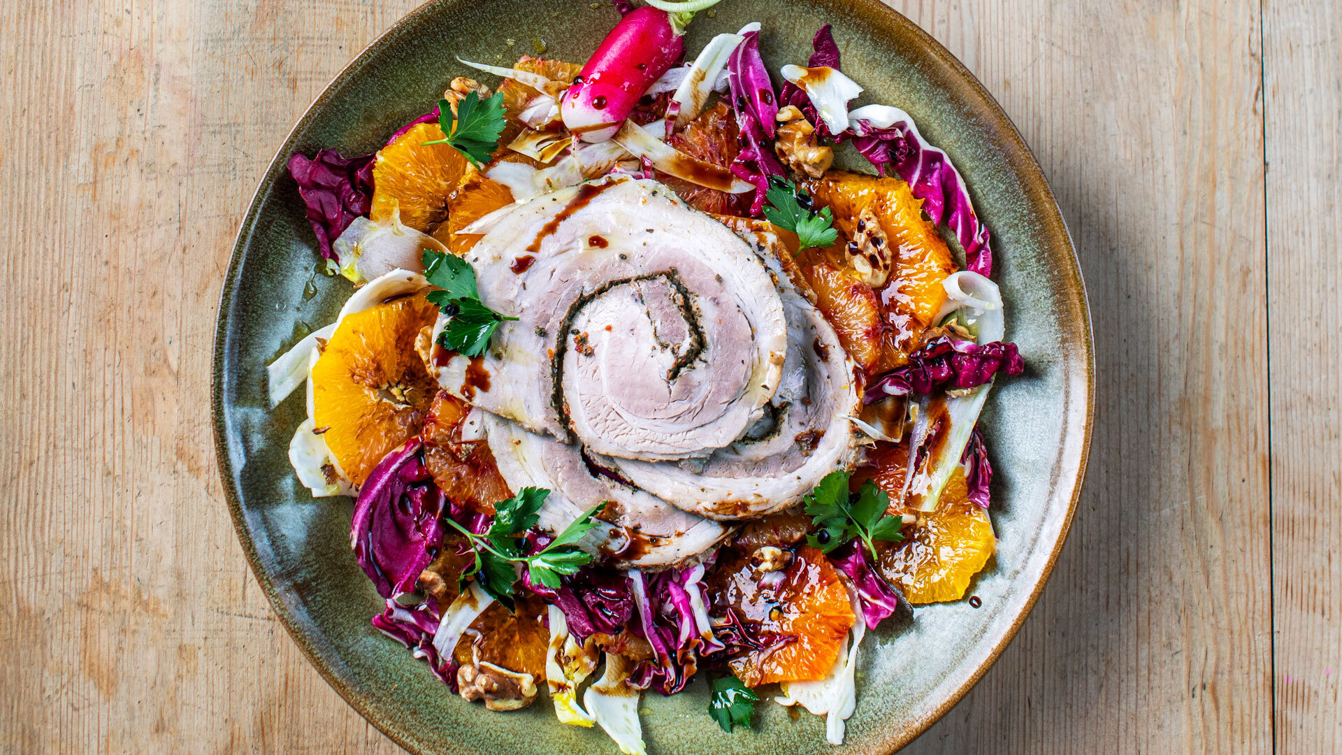 Salat med porchetta fennikel appelsin valnøtter og radicchio