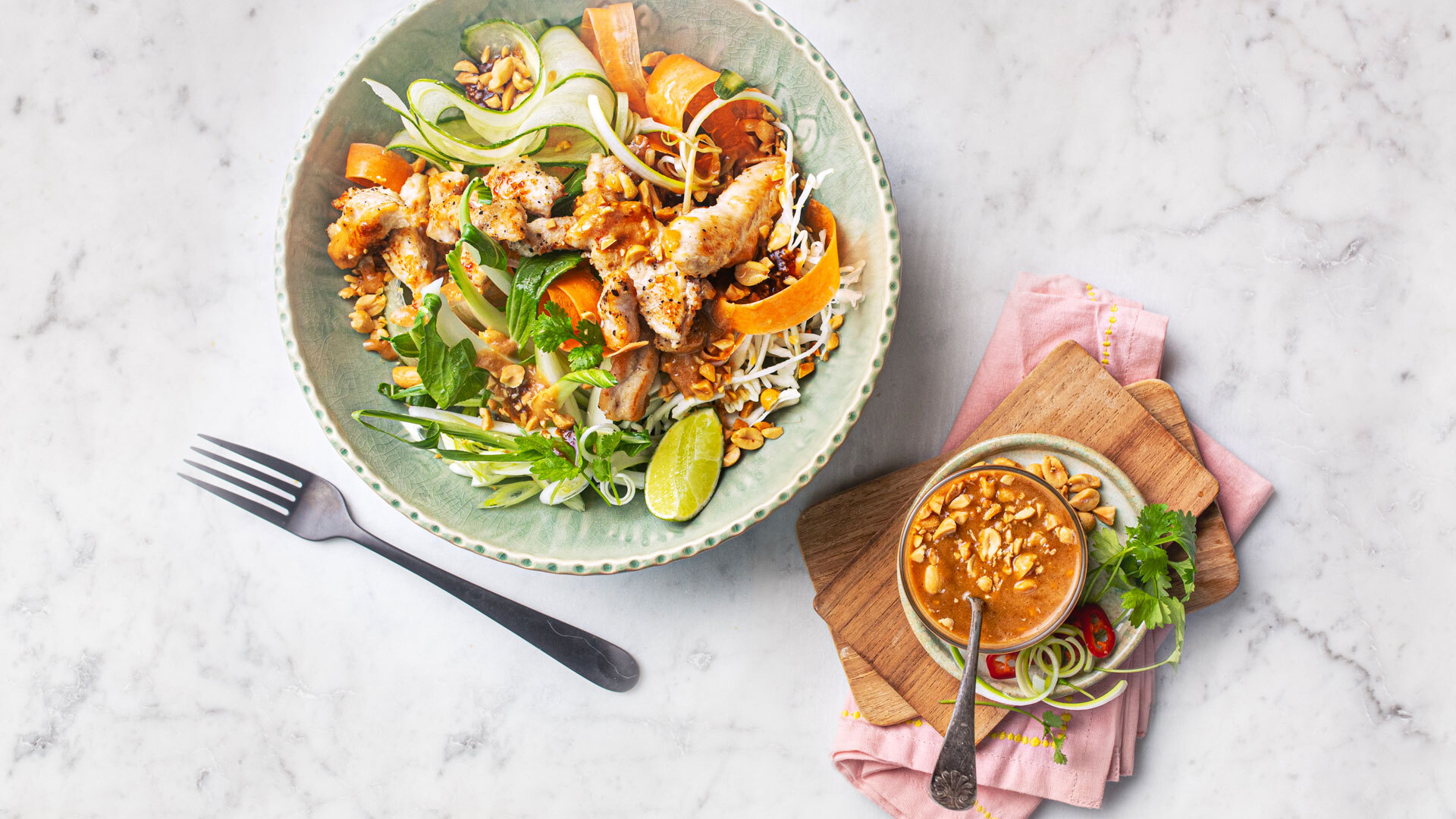 Salat med strimlet kyllingfilet og peanøttdressing