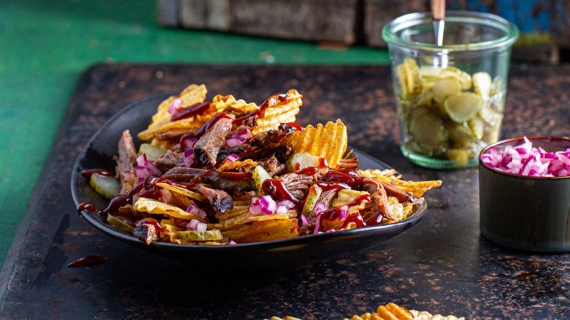 Smothered BBQ Brisket med chips og BBQ saus