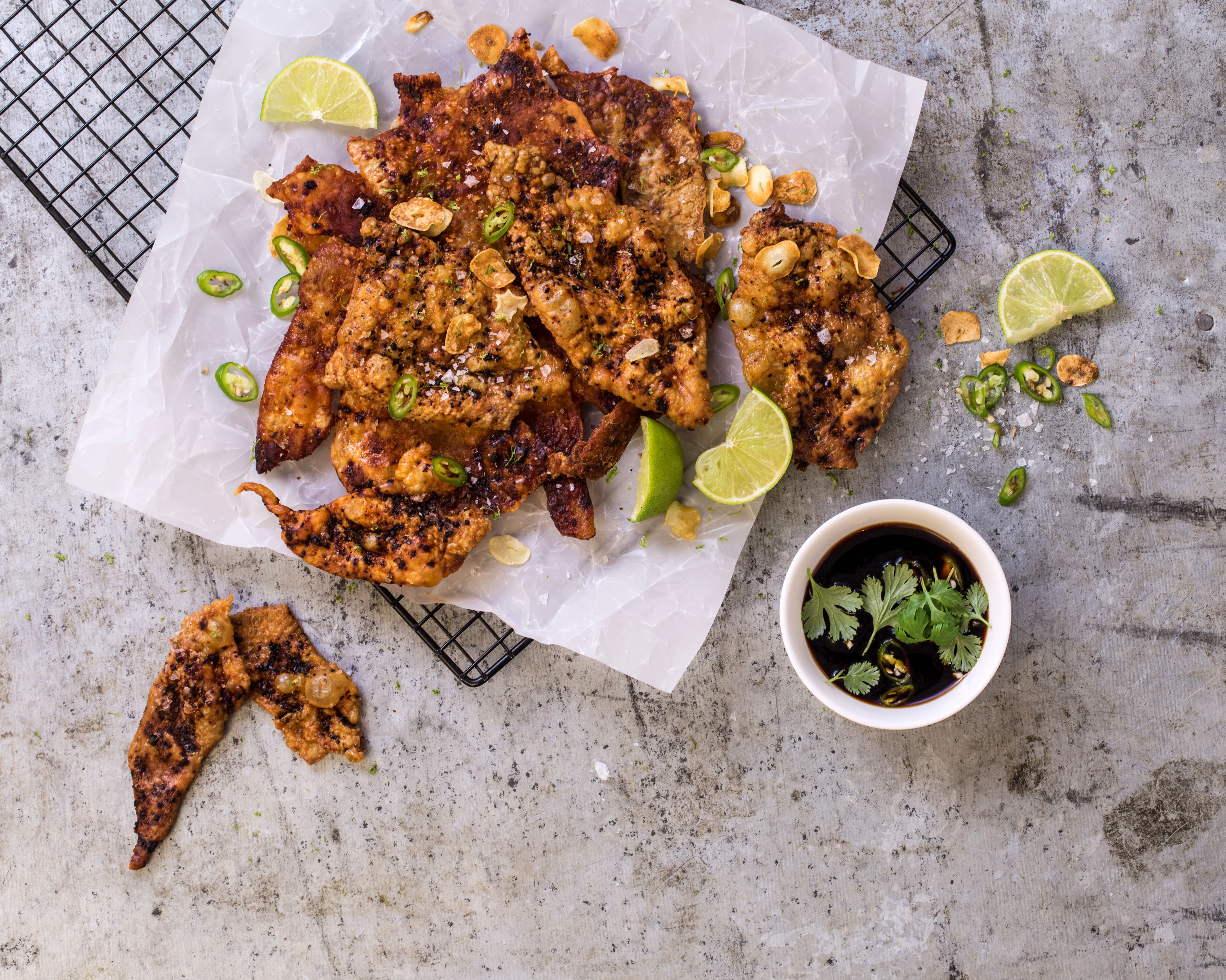Crispy chicken skin - Sprøtt Livèchekyllingskinn