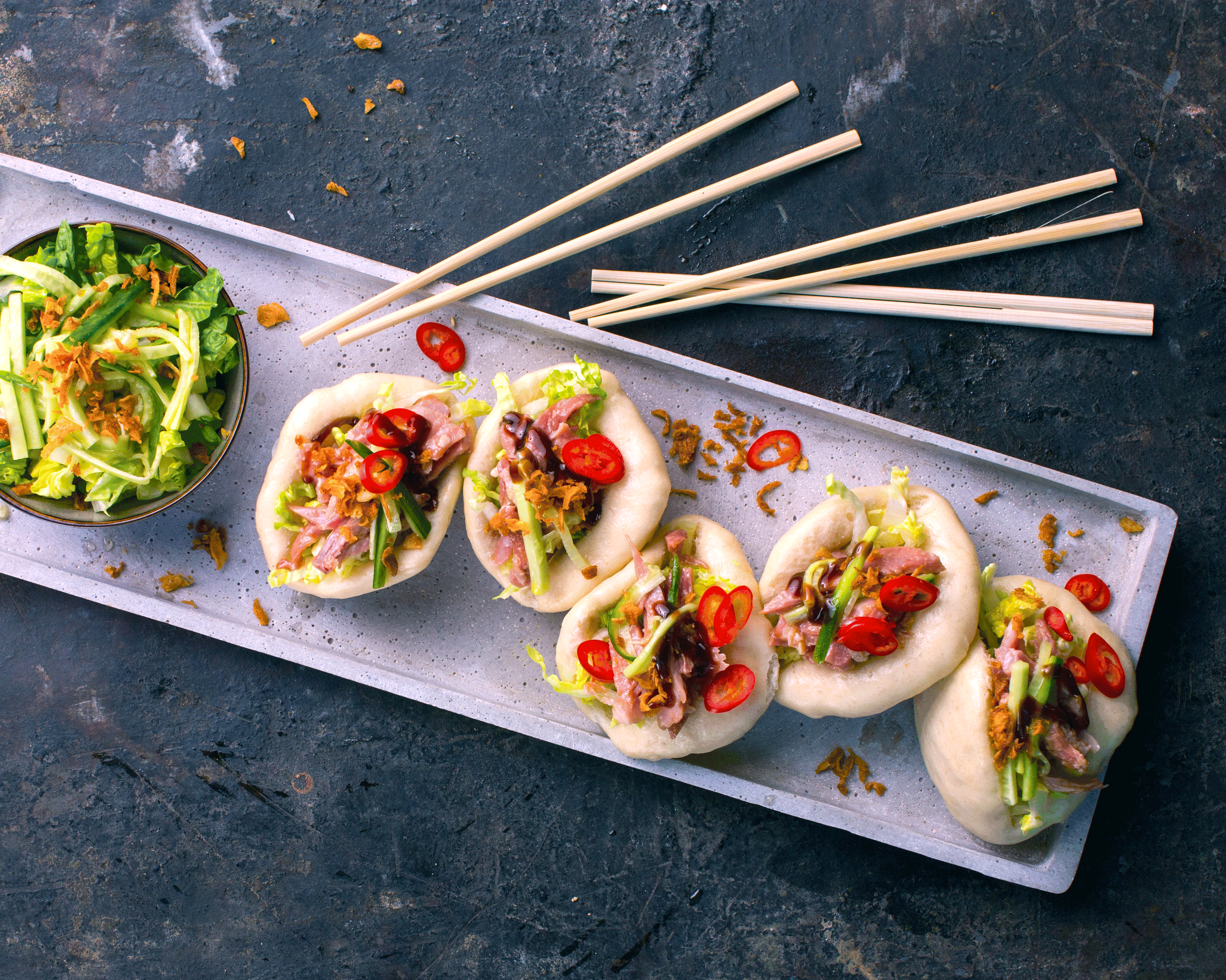 Steambuns med svinenakke, syltet agurk og sprøstekt løk