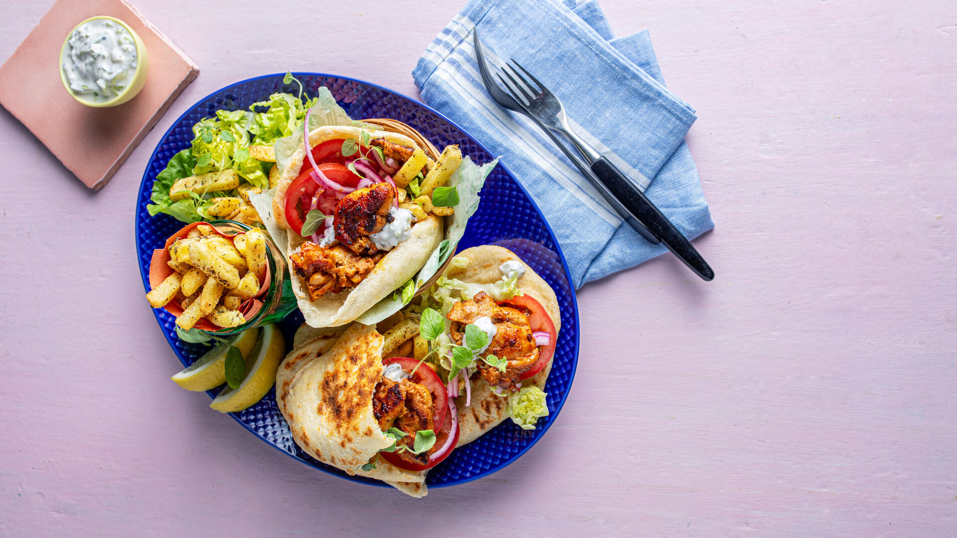 Strimlet kyllingkebab med tomatsalat urtefries og tzatziki