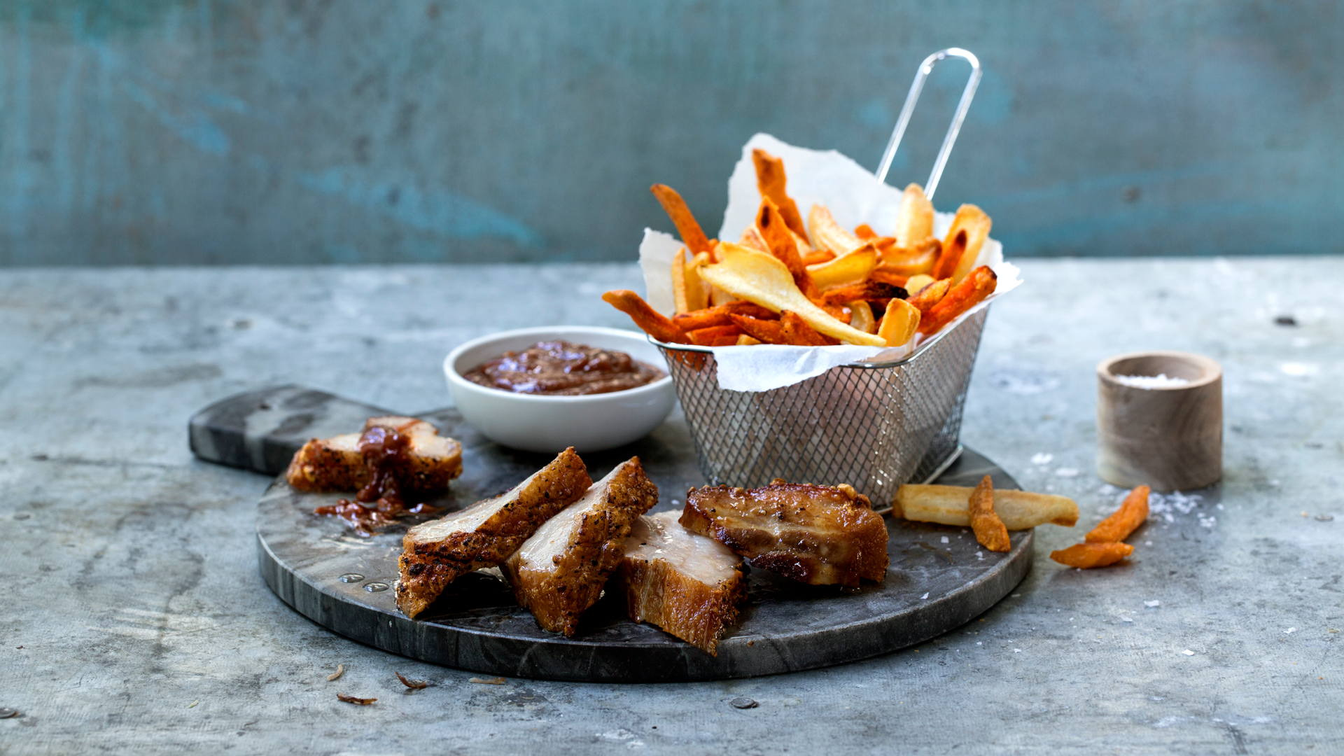 Stykkevis Delt Sprostekt pork belly strips med BBQ saus og fries
