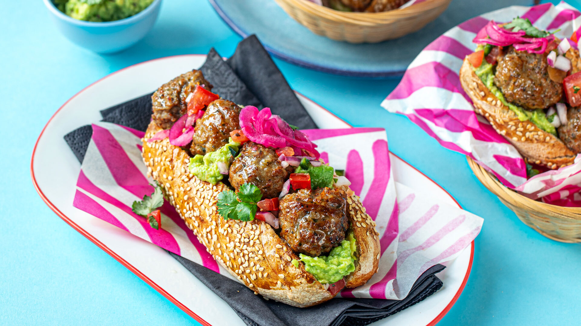 Subs med Piccante kjøttboller Pico de gallo guacamole og syltet rødløk