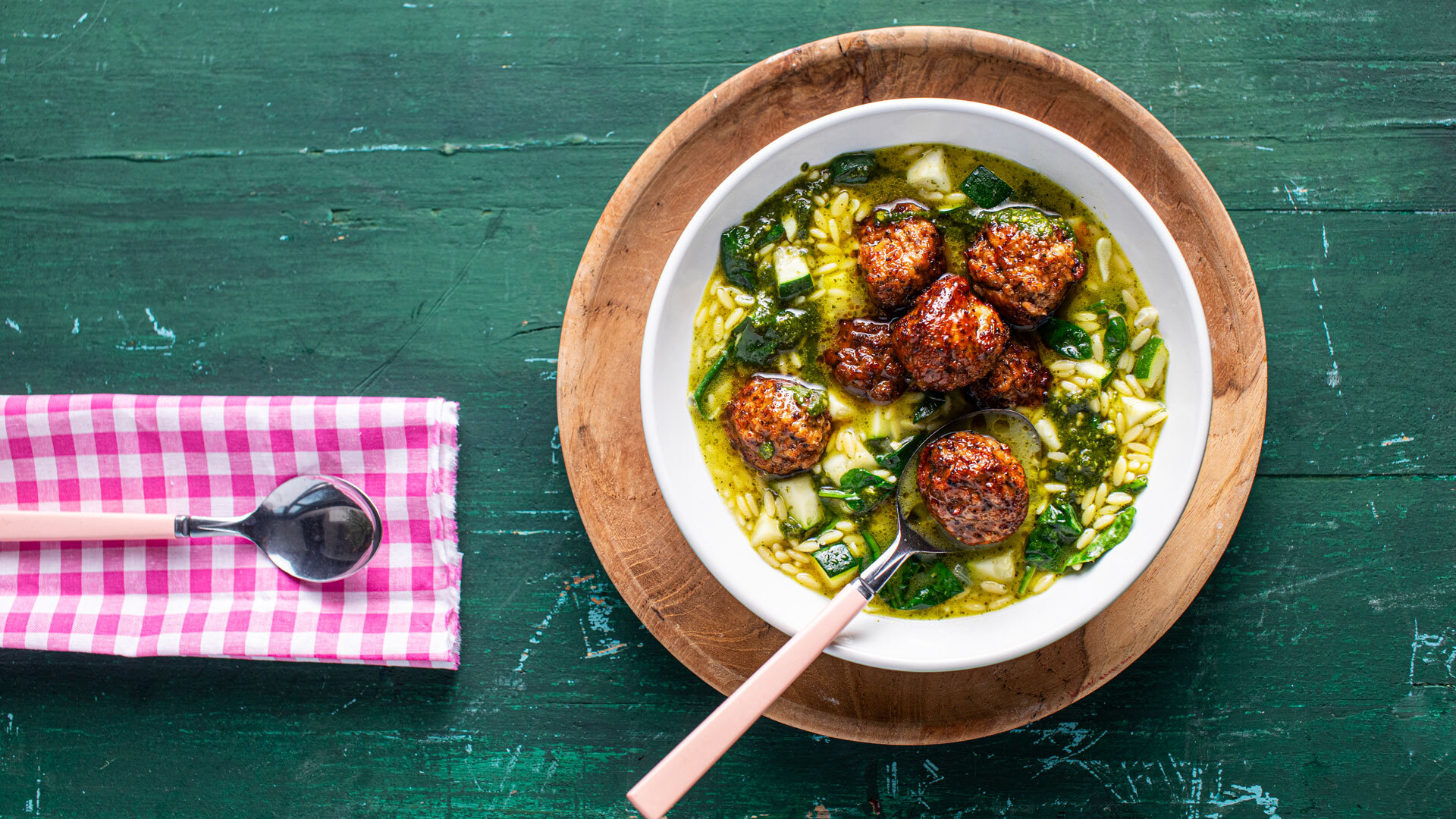 Suppe med italienske kjøttboller squash orzo og spinat