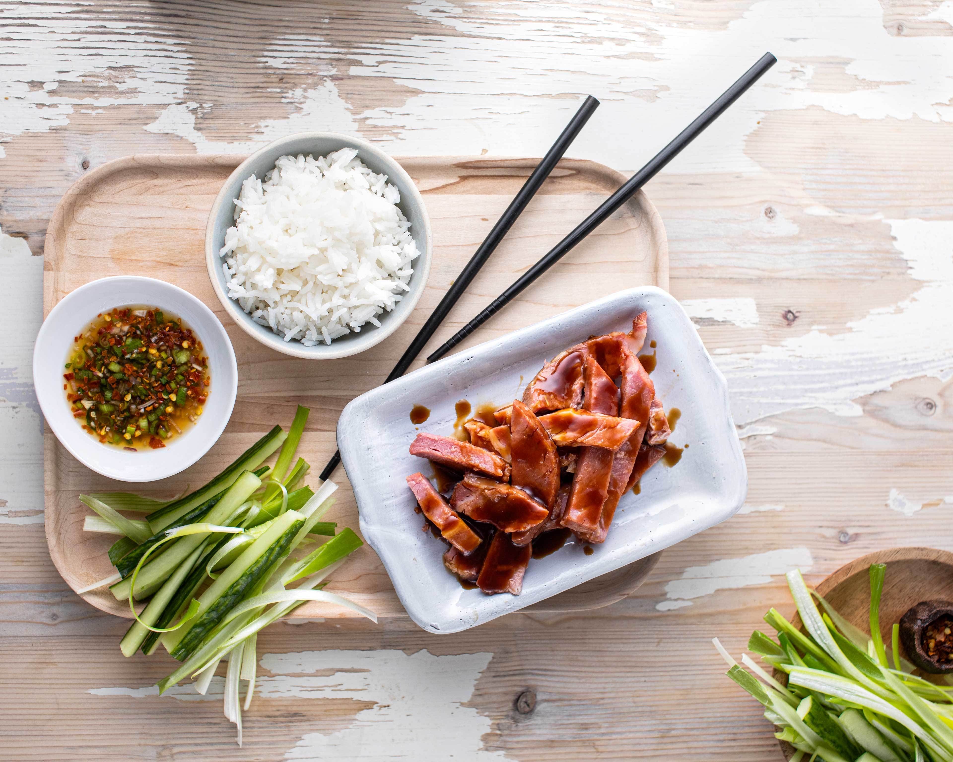 Svinenakke «a la crispy duck» med dipsaus, agurk og ris