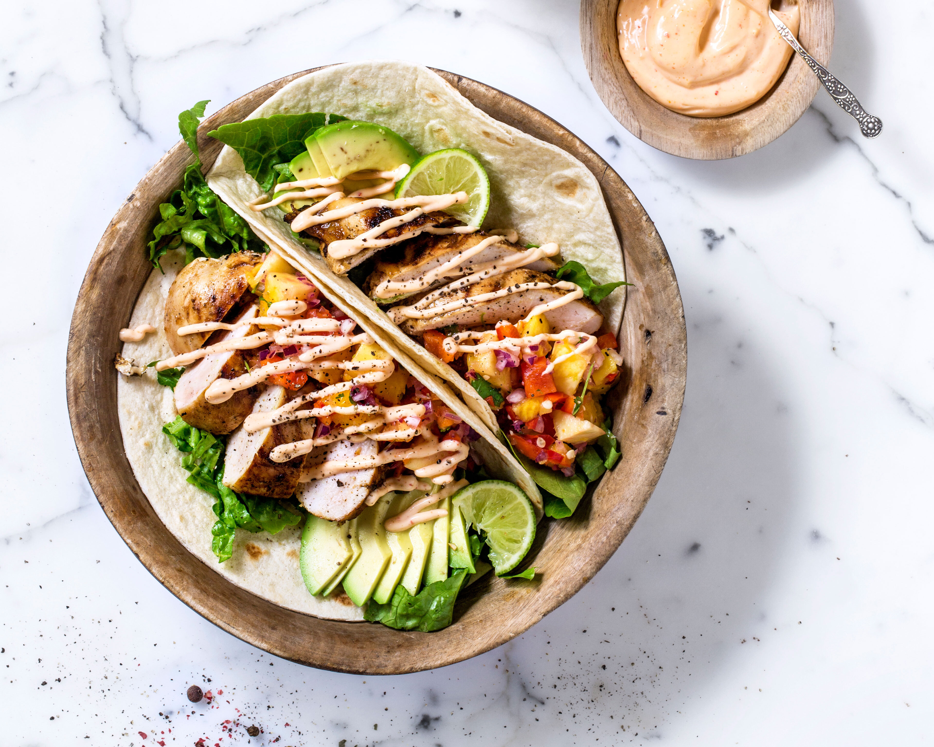 Taco med grillet Livèchekylling, ananassalsa og chilimajones