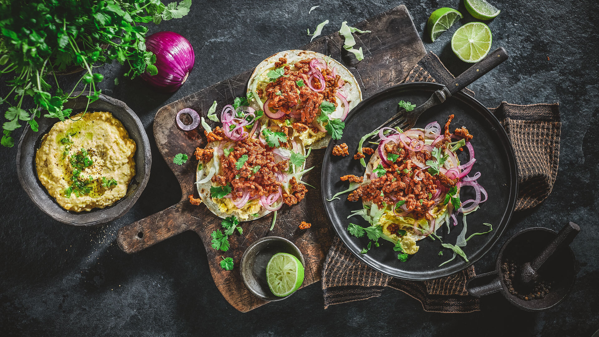 Tortilla med syret rodlok mais krem salat strimlet kal no025603