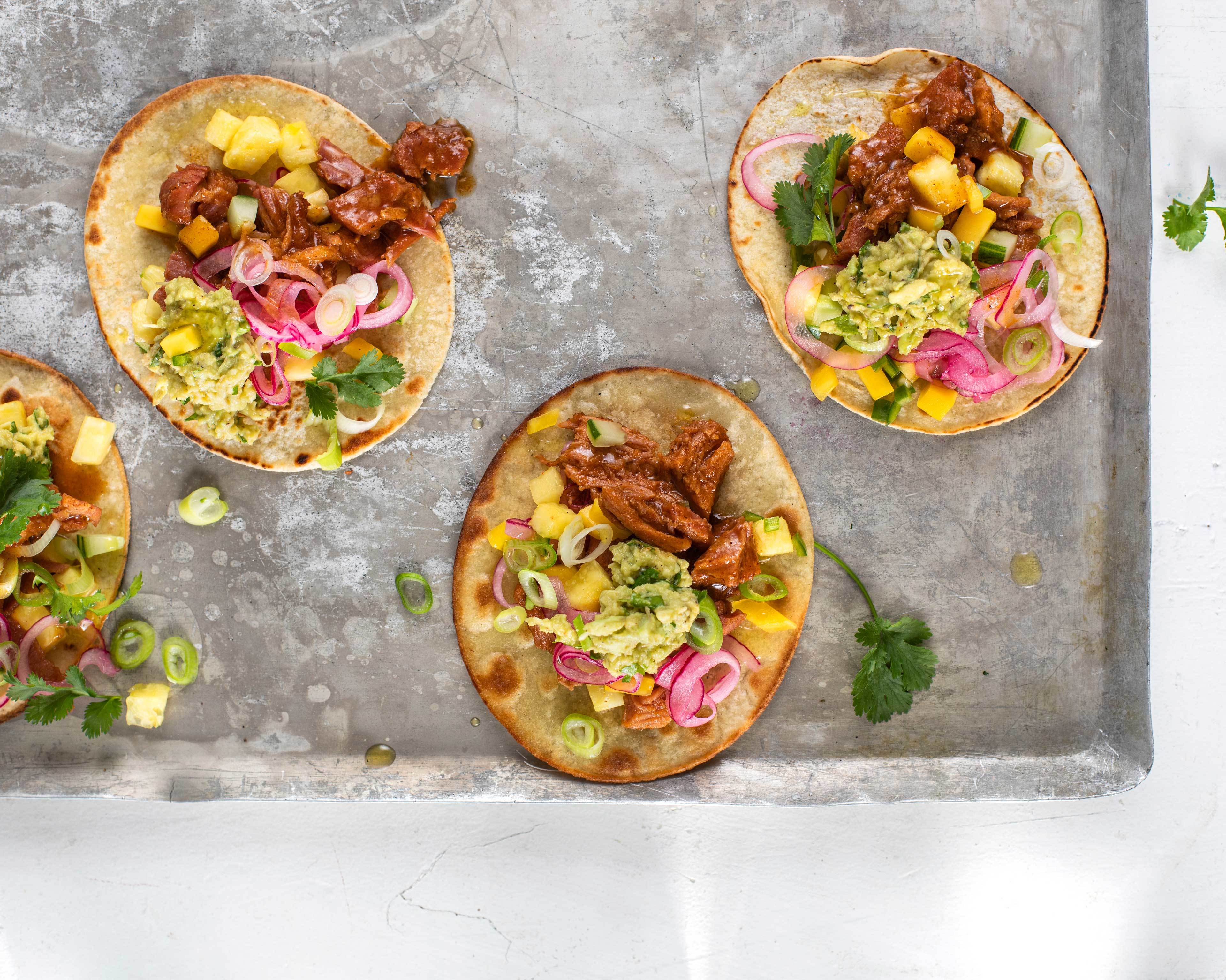 Tostadas med pulled pork og mango og ananassalsa